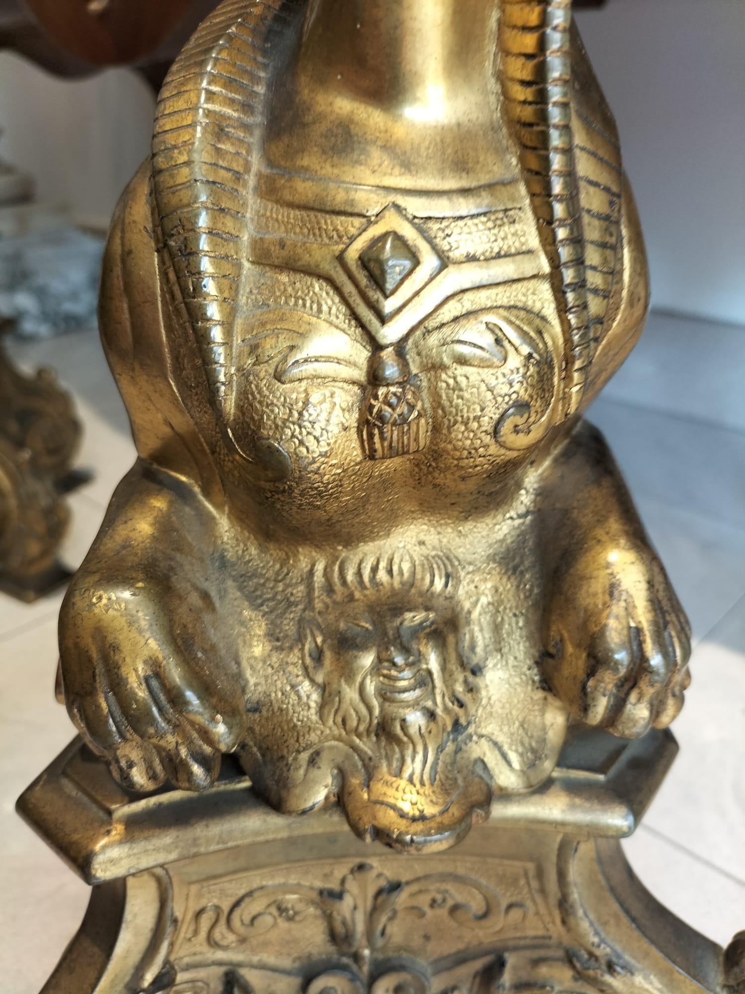 Paar vergoldete Bronze-Feuerhunde aus dem 19. Jahrhundert im ägyptischen Stil im Angebot 3