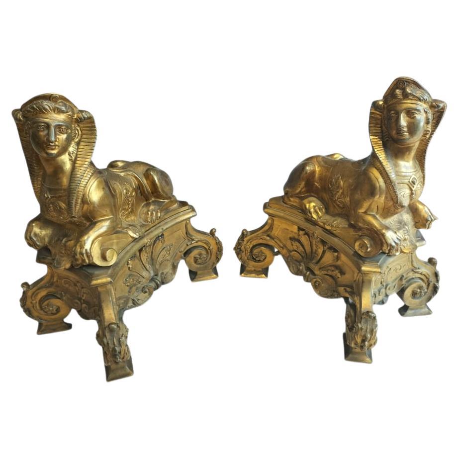 Paar vergoldete Bronze-Feuerhunde aus dem 19. Jahrhundert im ägyptischen Stil im Angebot