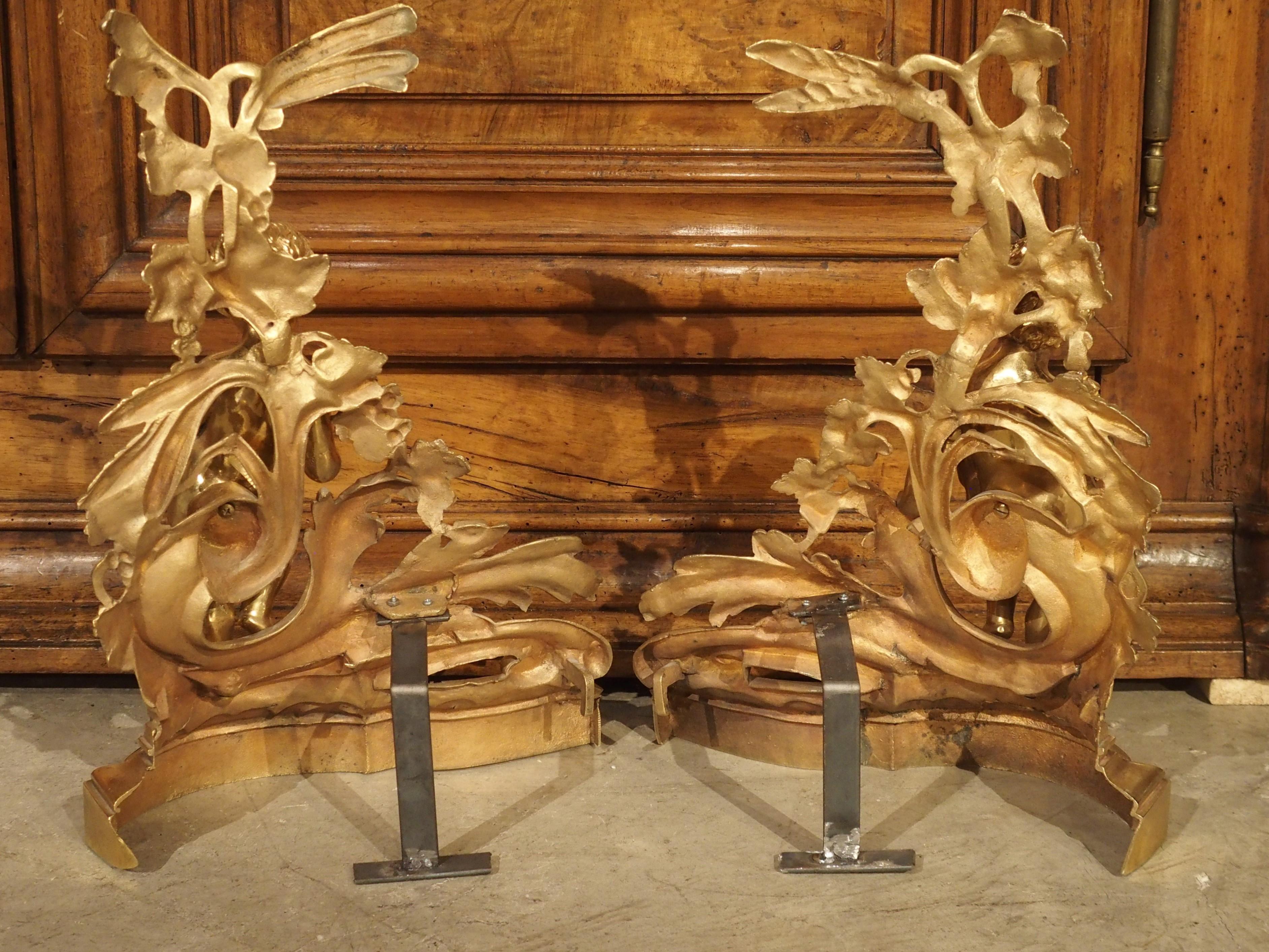 Dies ist ein atemberaubendes Paar von Französisch Kamin Bronze doré chenets aus den 1800er Jahren. Jedes Chenet zeigt einen Putto, der auf einem großen Bündel eingerollter Akanthusblätter steht. Unter den Blättern befinden sich dicke Sockel mit