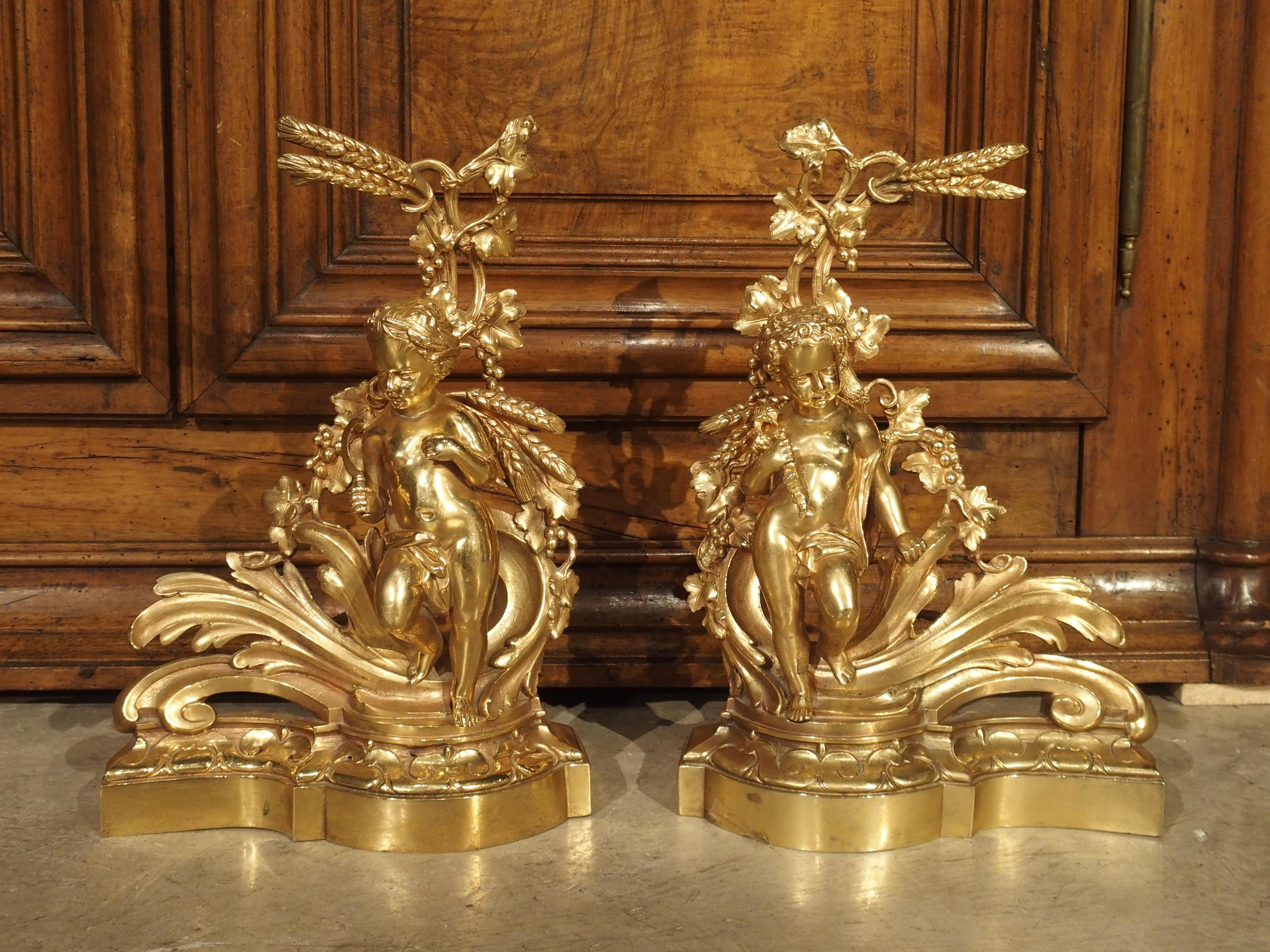 Paar französische Chenets aus vergoldeter Bronze des 19. Jahrhunderts (Louis XV.) im Angebot