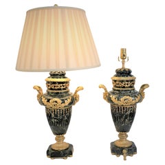 Paar vergoldete Bronze-Marmor-Urnen-Tischlampen aus dem 19.