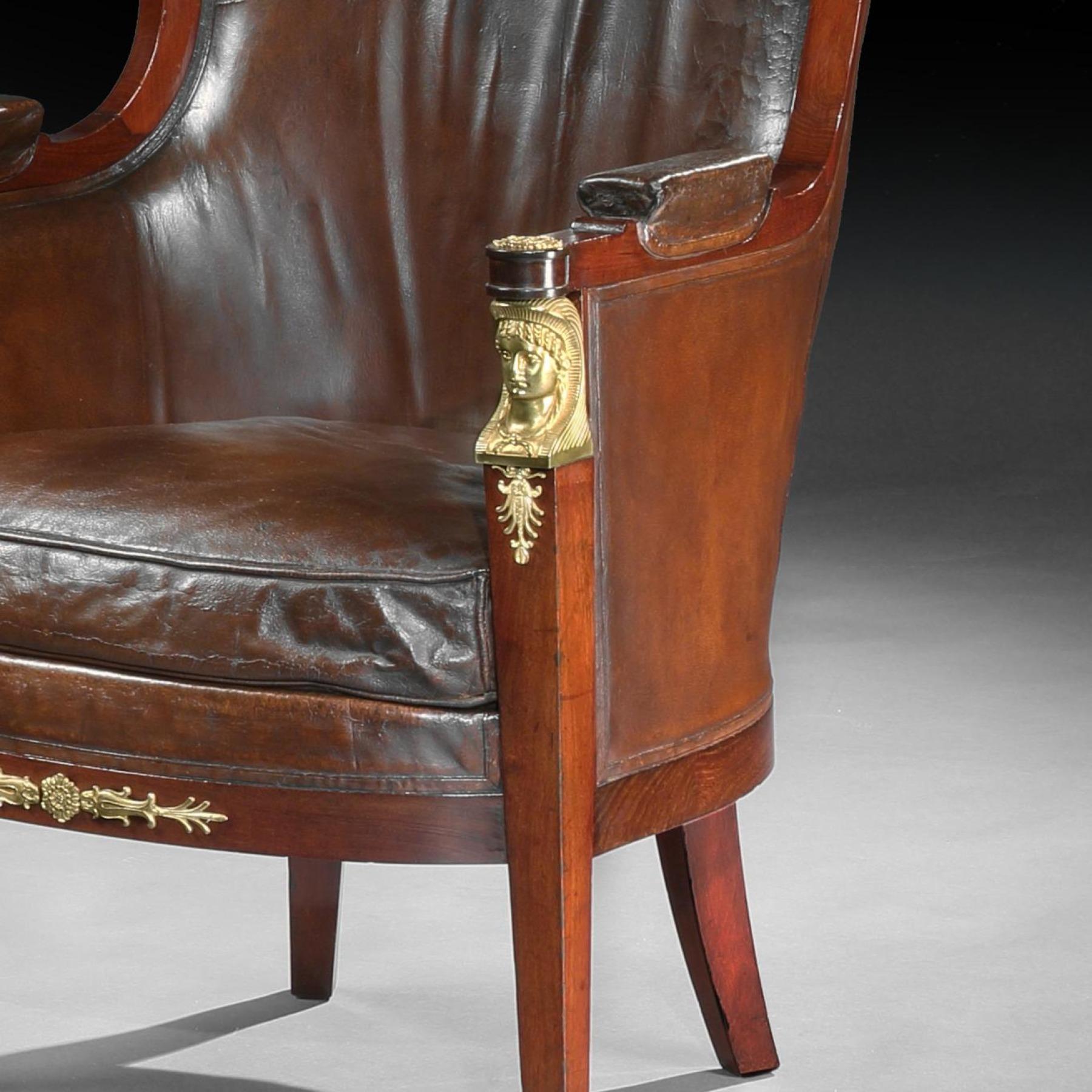 Bronze Paire de fauteuils marocains en cuir montés sur bronze doré du XIXe siècle en vente