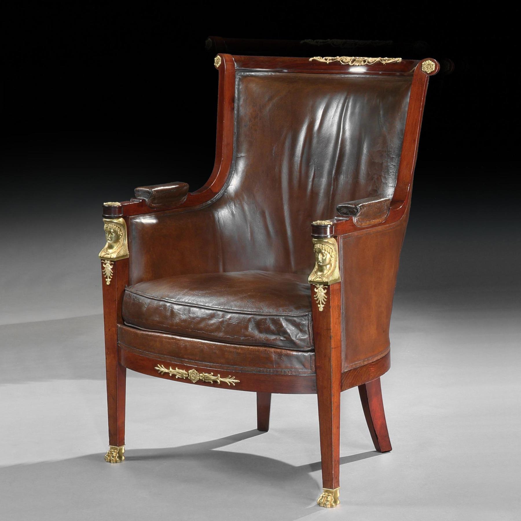 Paire de fauteuils marocains en cuir montés sur bronze doré du XIXe siècle en vente 1