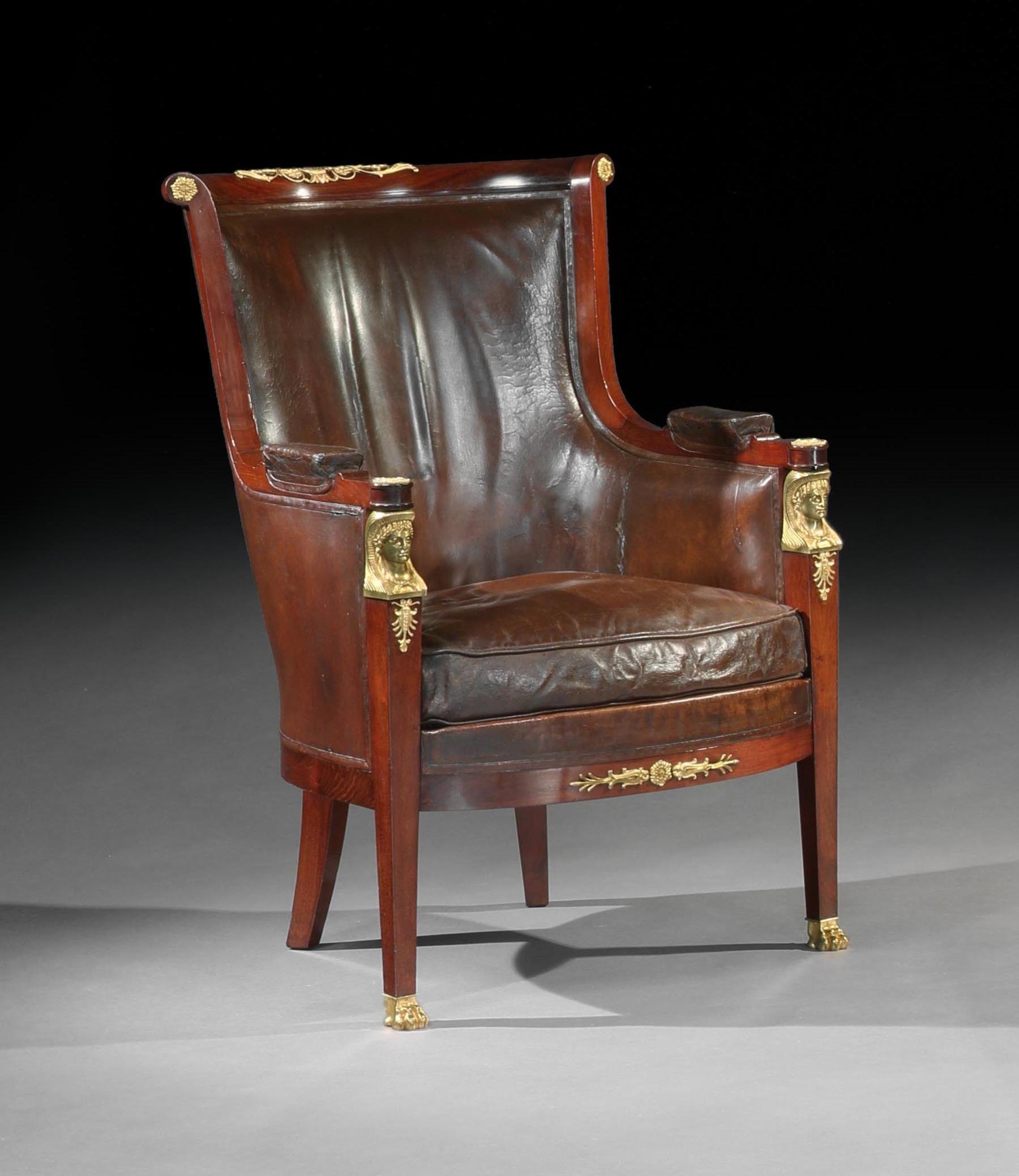 Paire de fauteuils marocains en cuir montés sur bronze doré du XIXe siècle en vente 2