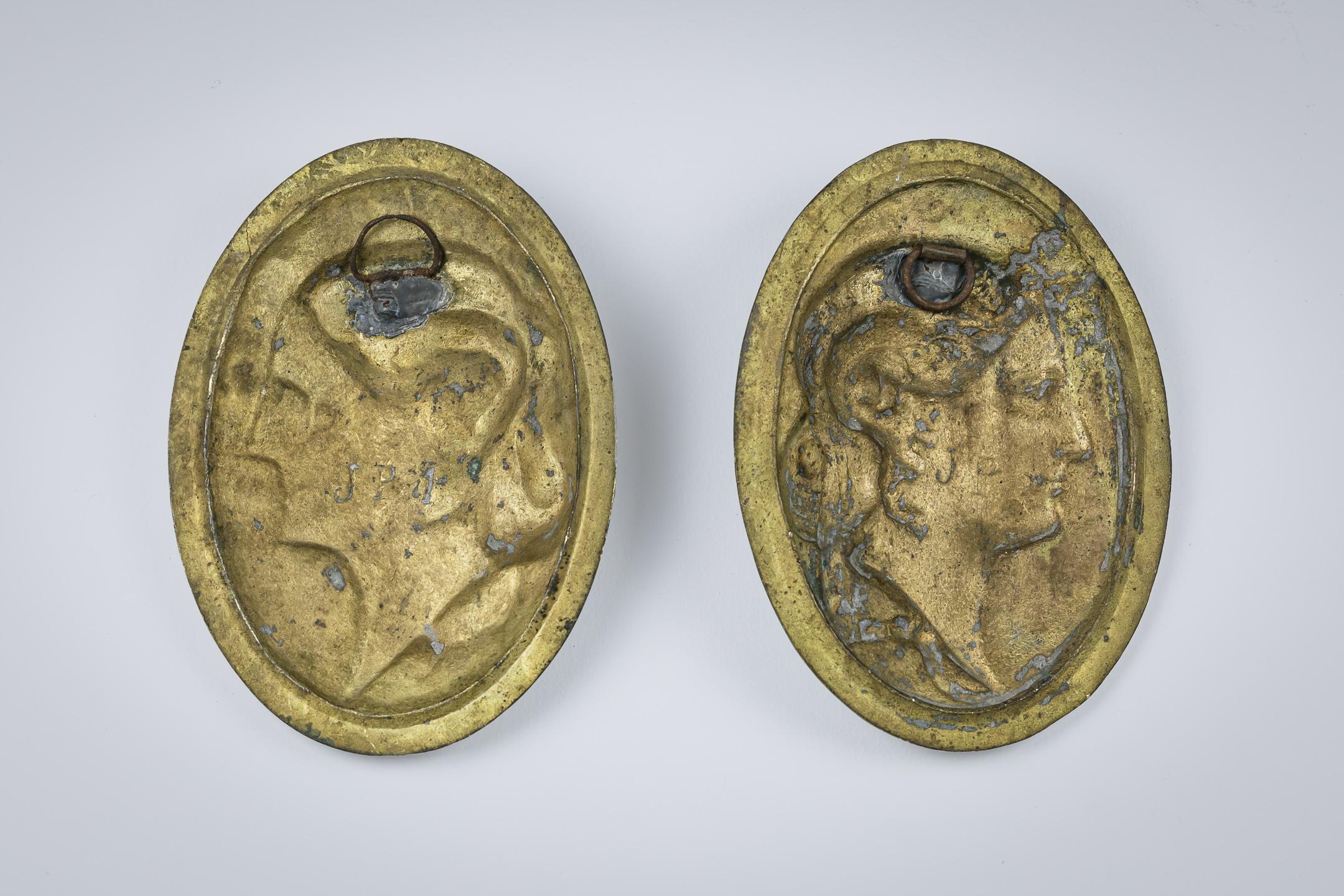 Paire de plaques en bronze doré du 19ème siècle représentant des portraits en relief en vente 6