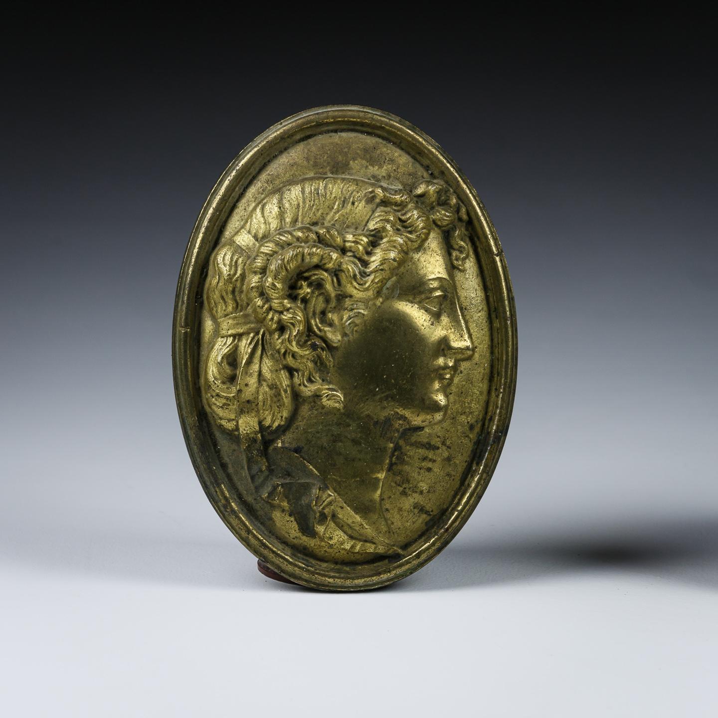 italien Paire de plaques en bronze doré du 19ème siècle représentant des portraits en relief en vente