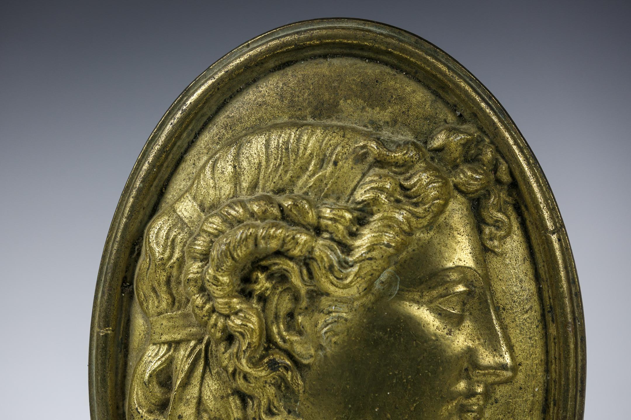 XVIIIe siècle Paire de plaques en bronze doré du 19ème siècle représentant des portraits en relief en vente