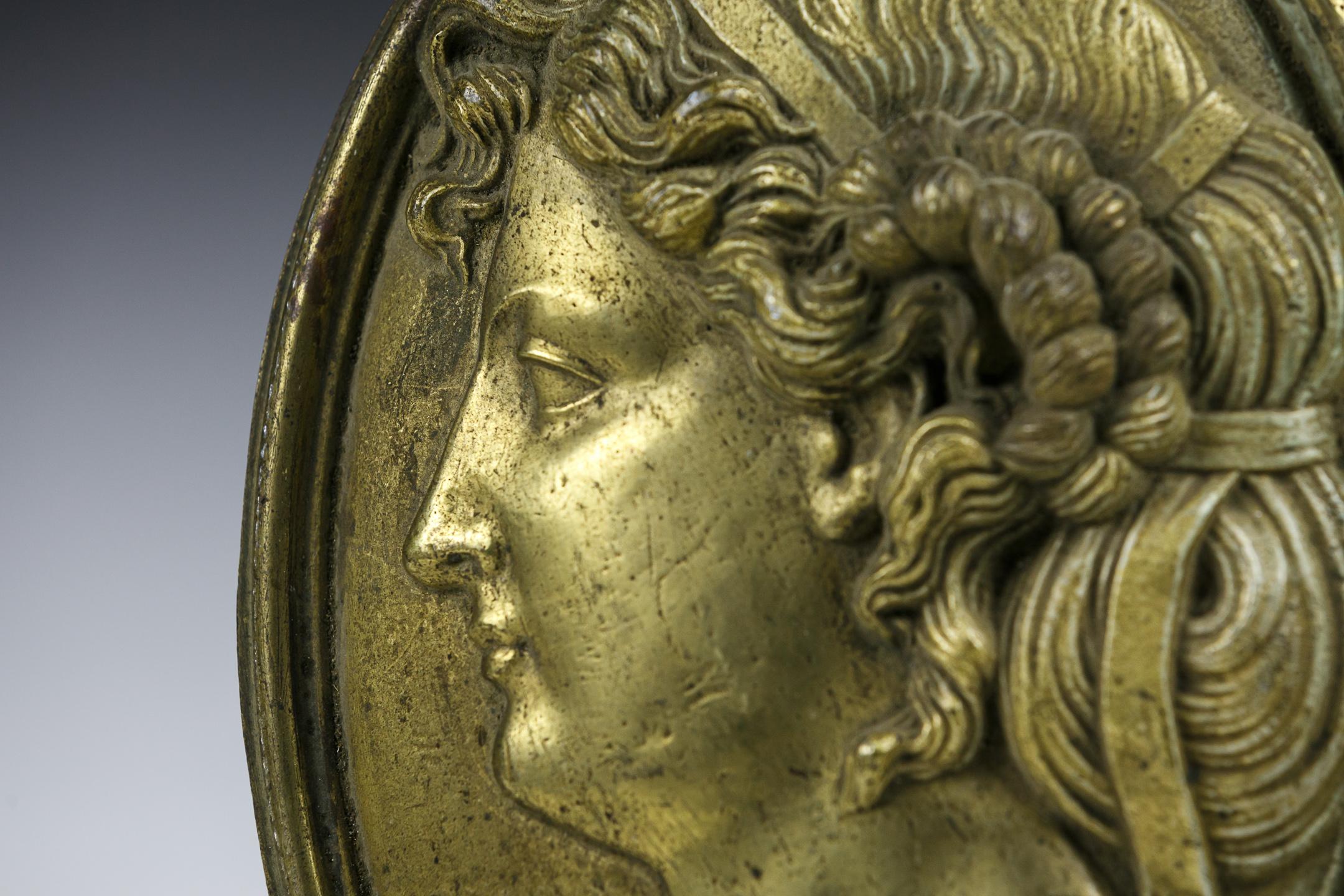 Paire de plaques en bronze doré du 19ème siècle représentant des portraits en relief en vente 3