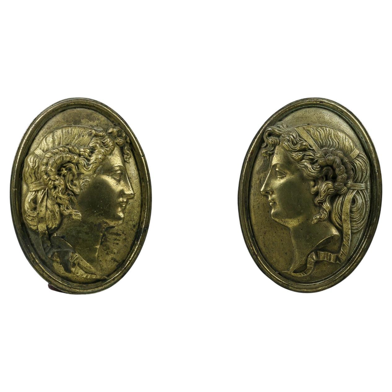 Paire de plaques en bronze doré du 19ème siècle représentant des portraits en relief en vente