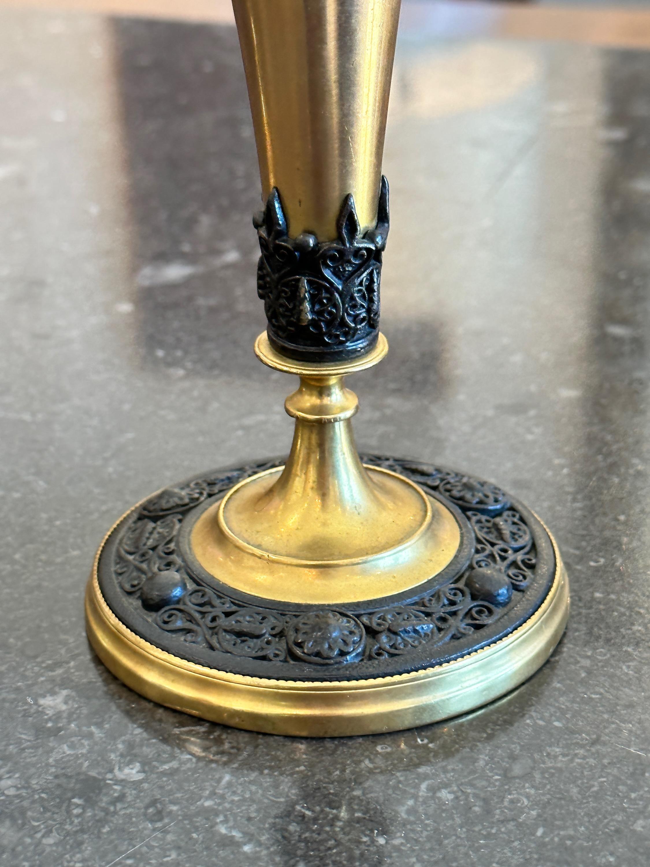 Paar Vasen aus vergoldeter Bronze des 19. Jahrhunderts im Zustand „Gut“ im Angebot in Charlottesville, VA