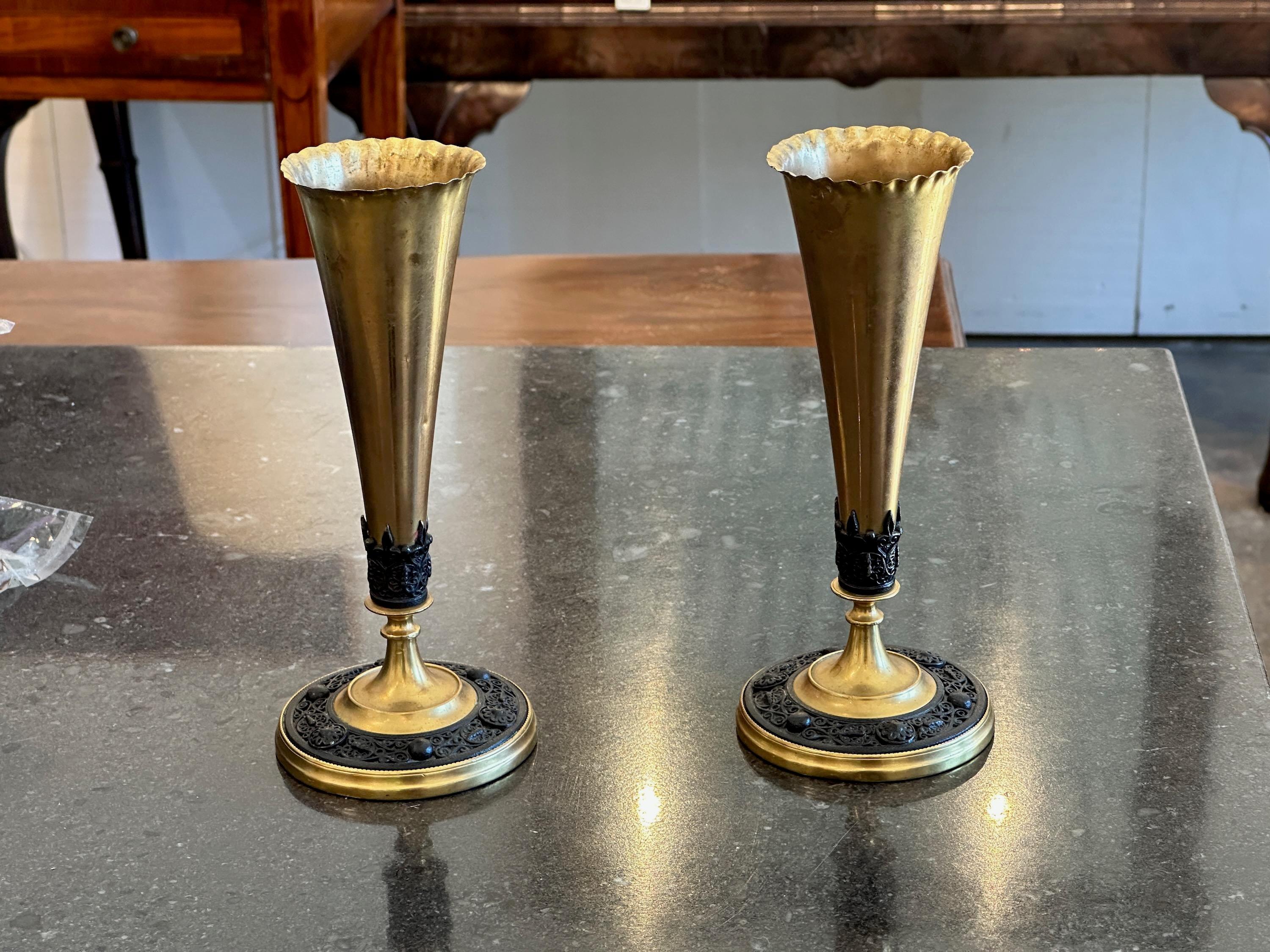 Paar Vasen aus vergoldeter Bronze des 19. Jahrhunderts im Angebot 1