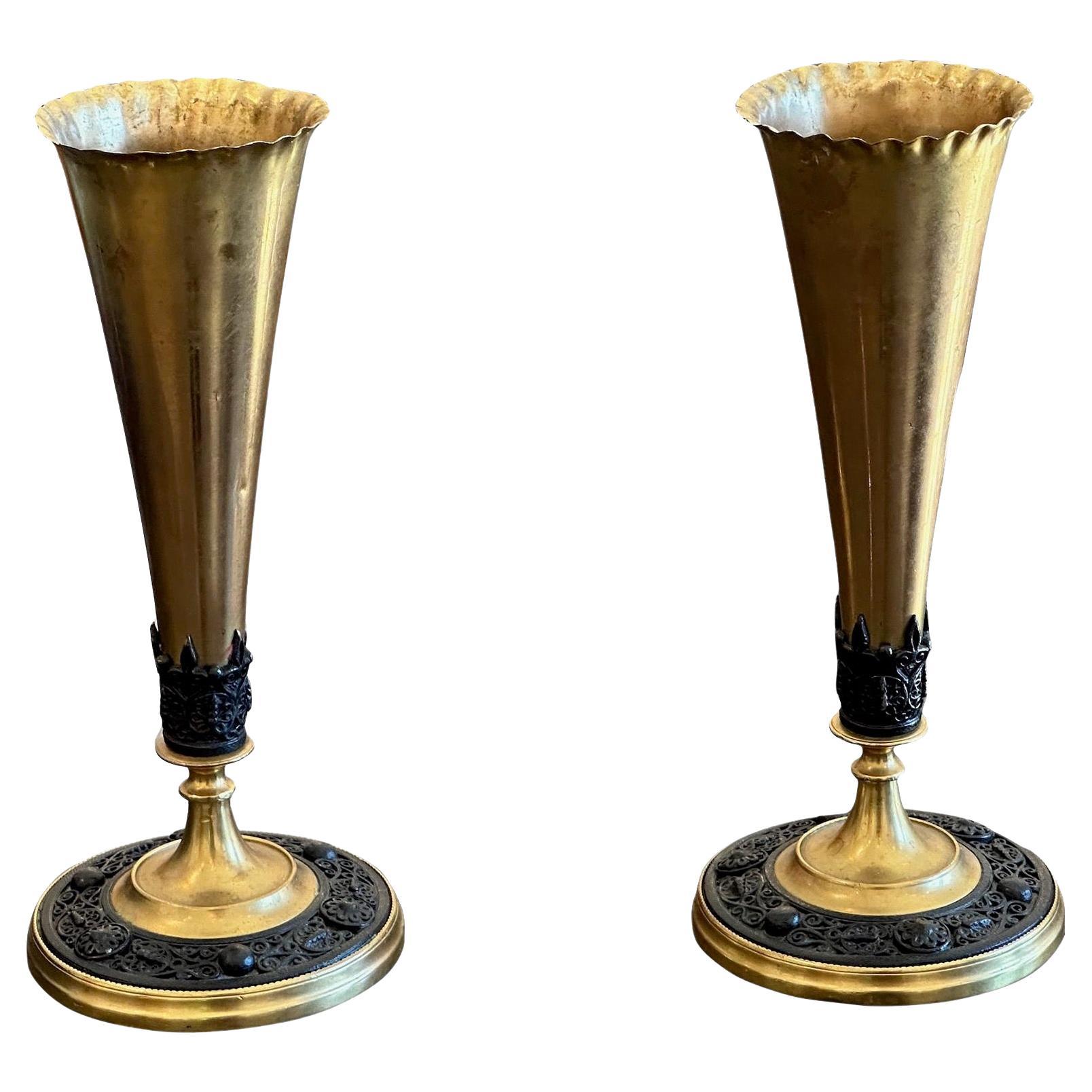 Coppia di vasi in bronzo dorato del XIX secolo in vendita