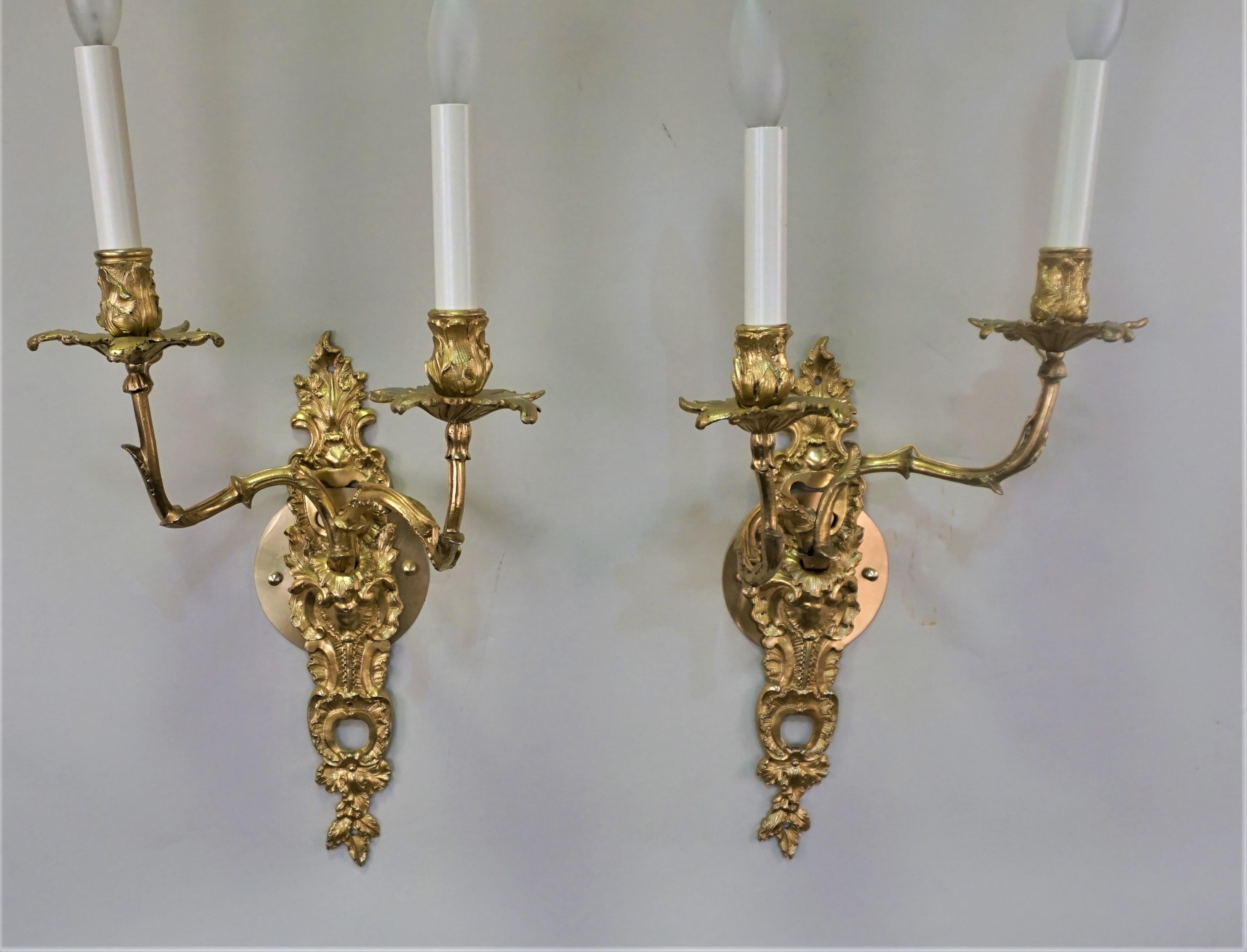Wandleuchter aus vergoldeter Bronze aus dem 19. Jahrhundert, Paar im Angebot 1