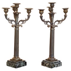 Coppia di candelabri in metallo dorato del XIX secolo