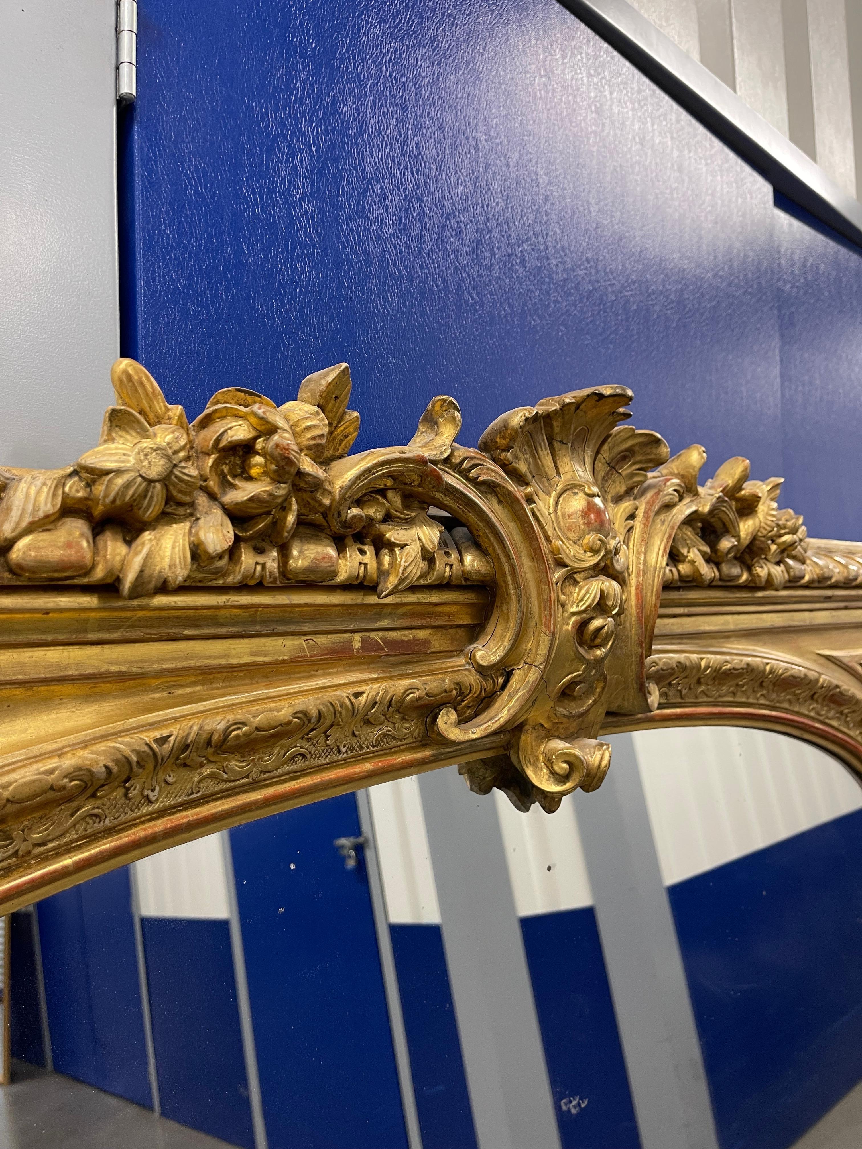 Coppia di specchi dorati da soffitto del XIX secolo con specchi originali a piastra in vendita 6