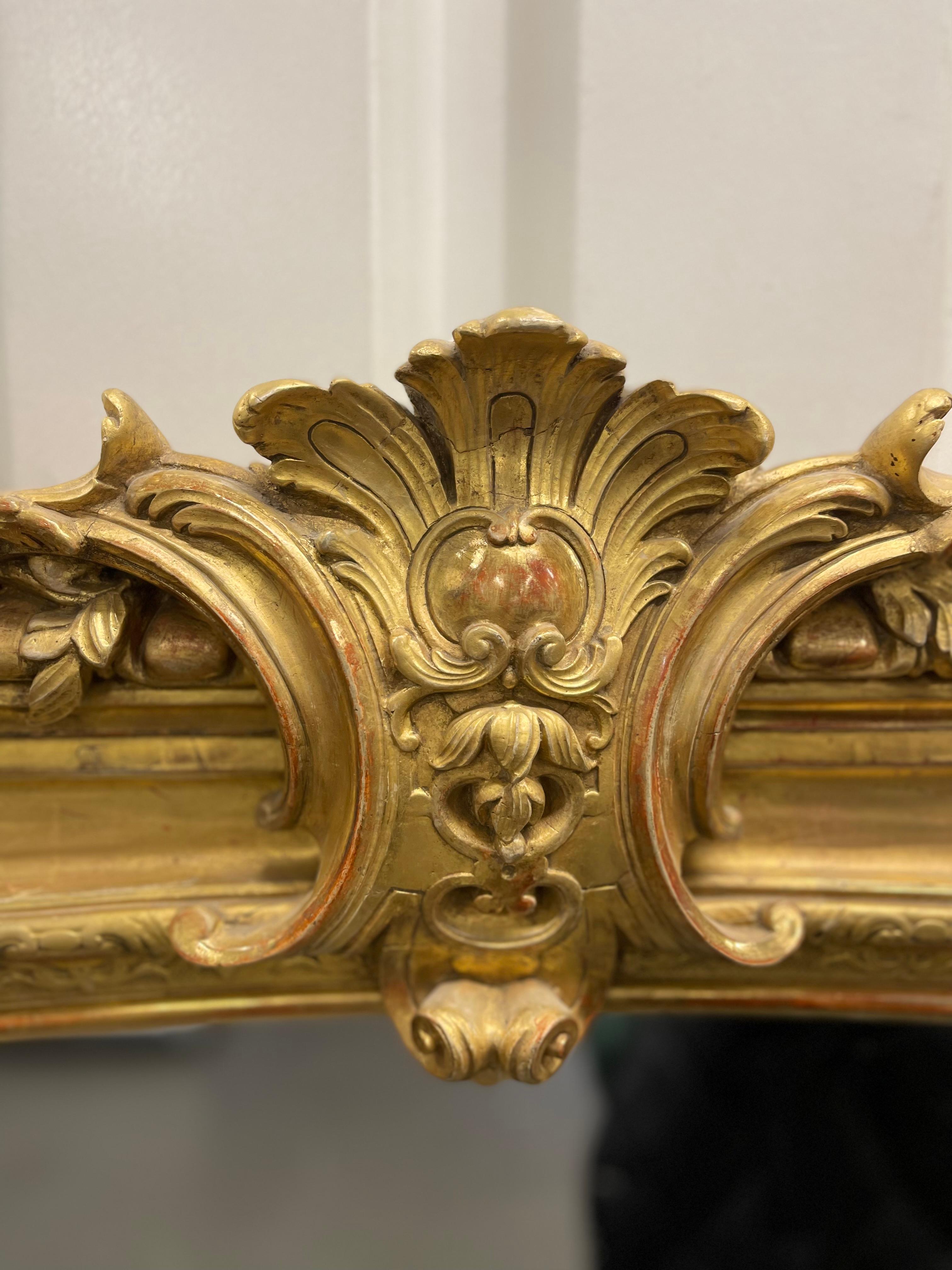 Coppia di specchi dorati da soffitto del XIX secolo con specchi originali a piastra in vendita 9