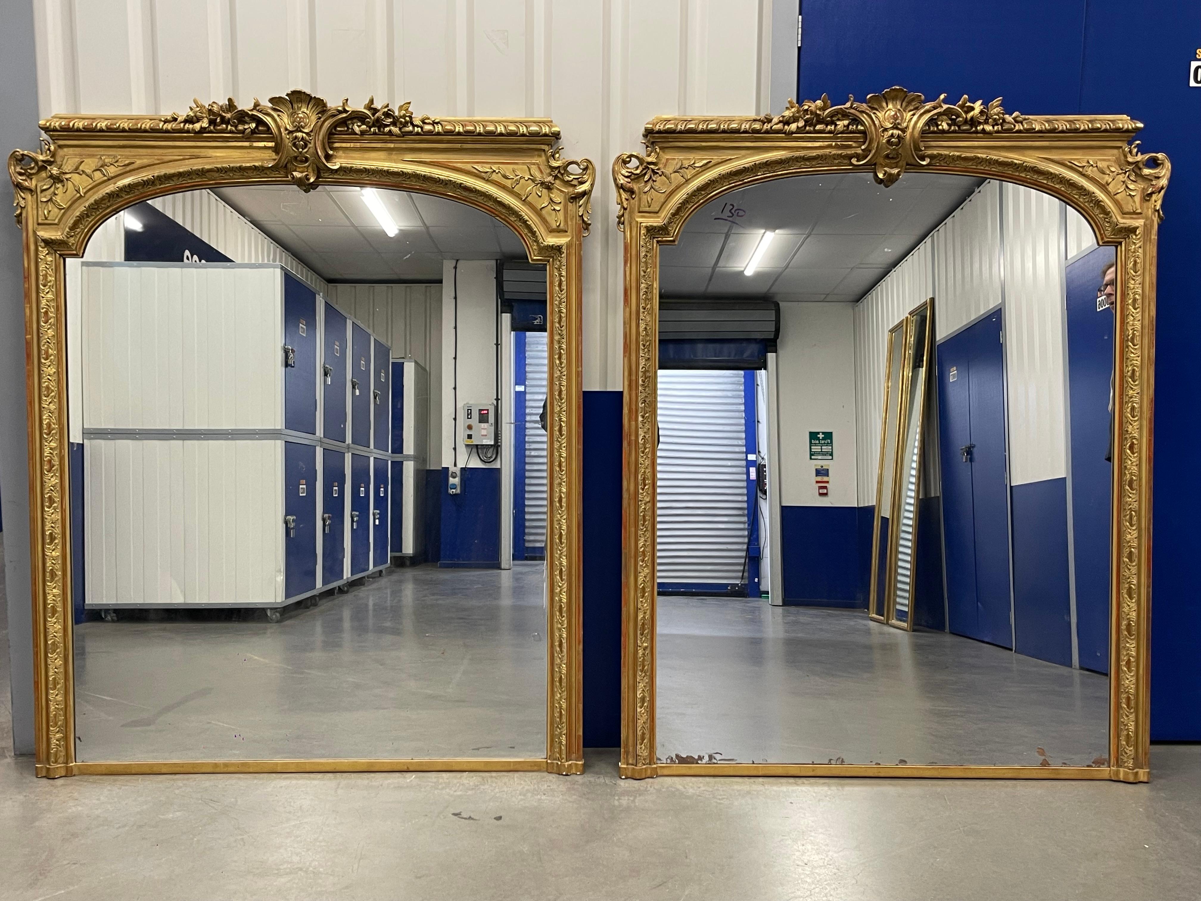 Rara coppia di specchi originali dorati del XIX secolo, da sopra il camino. 

I dettagli includono il cartiglio centrale superiore e il motivo a fogliame. Dettagli decorativi della cornice a volute, entrambi con specchietti originali.

È raro