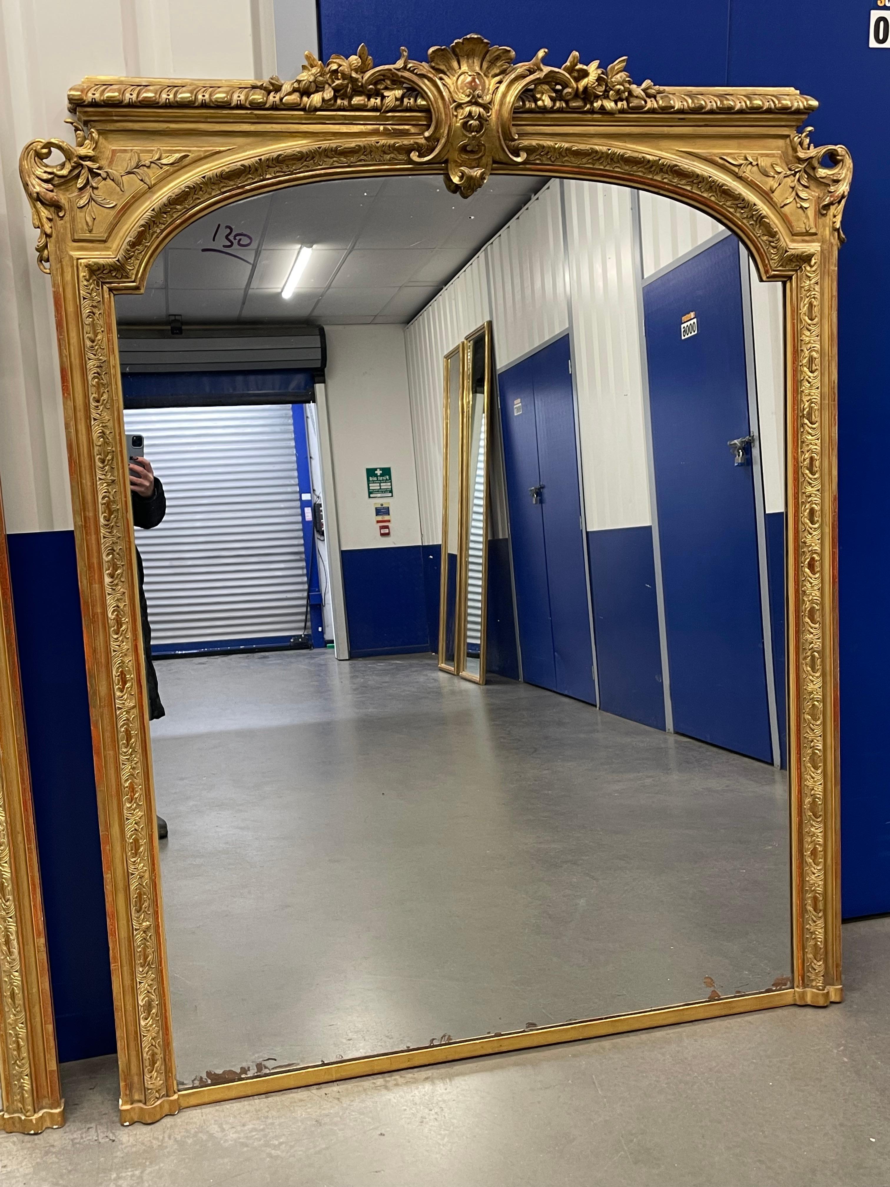 Inglese Coppia di specchi dorati da soffitto del XIX secolo con specchi originali a piastra in vendita