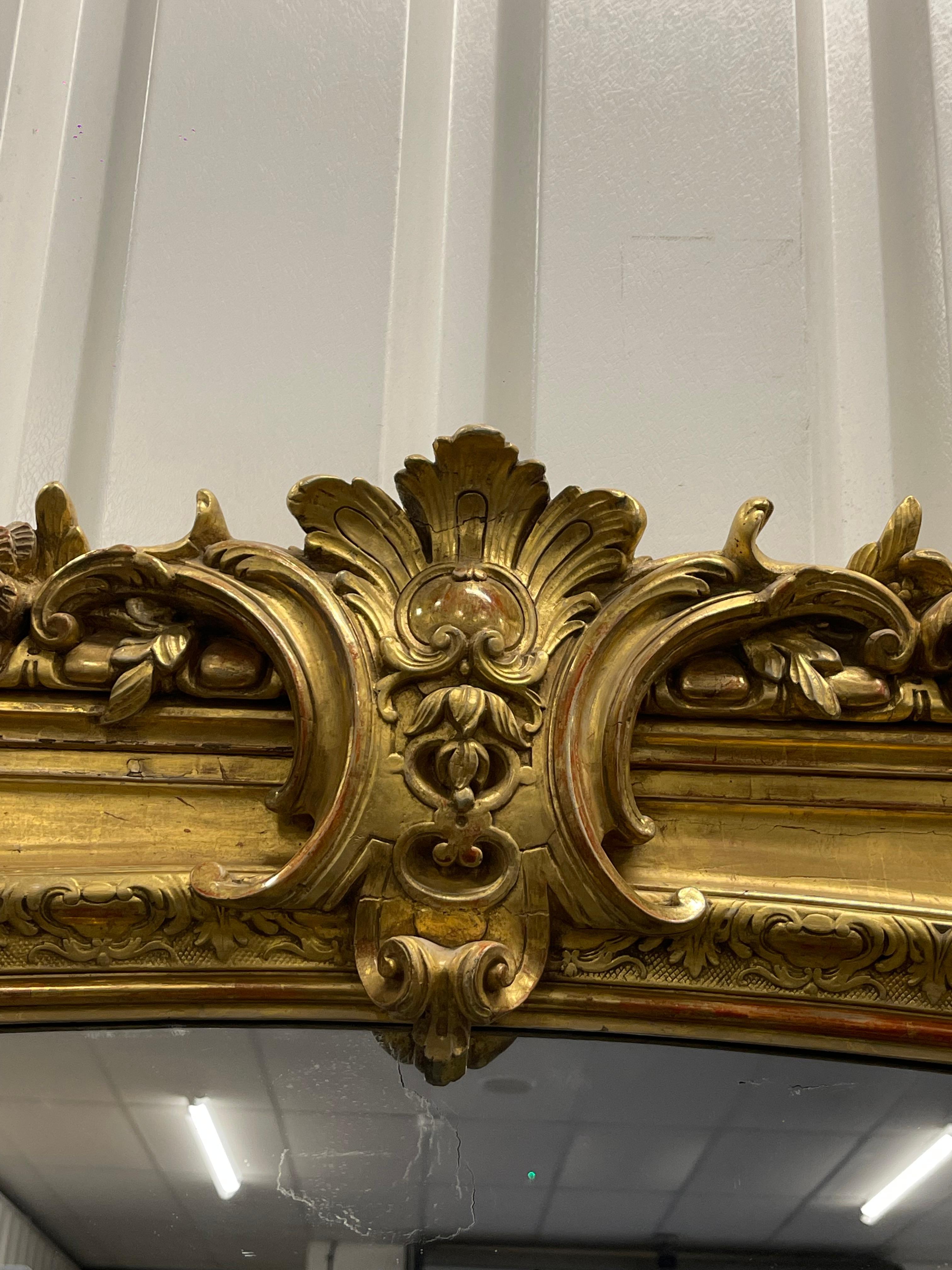 Legno dorato Coppia di specchi dorati da soffitto del XIX secolo con specchi originali a piastra in vendita
