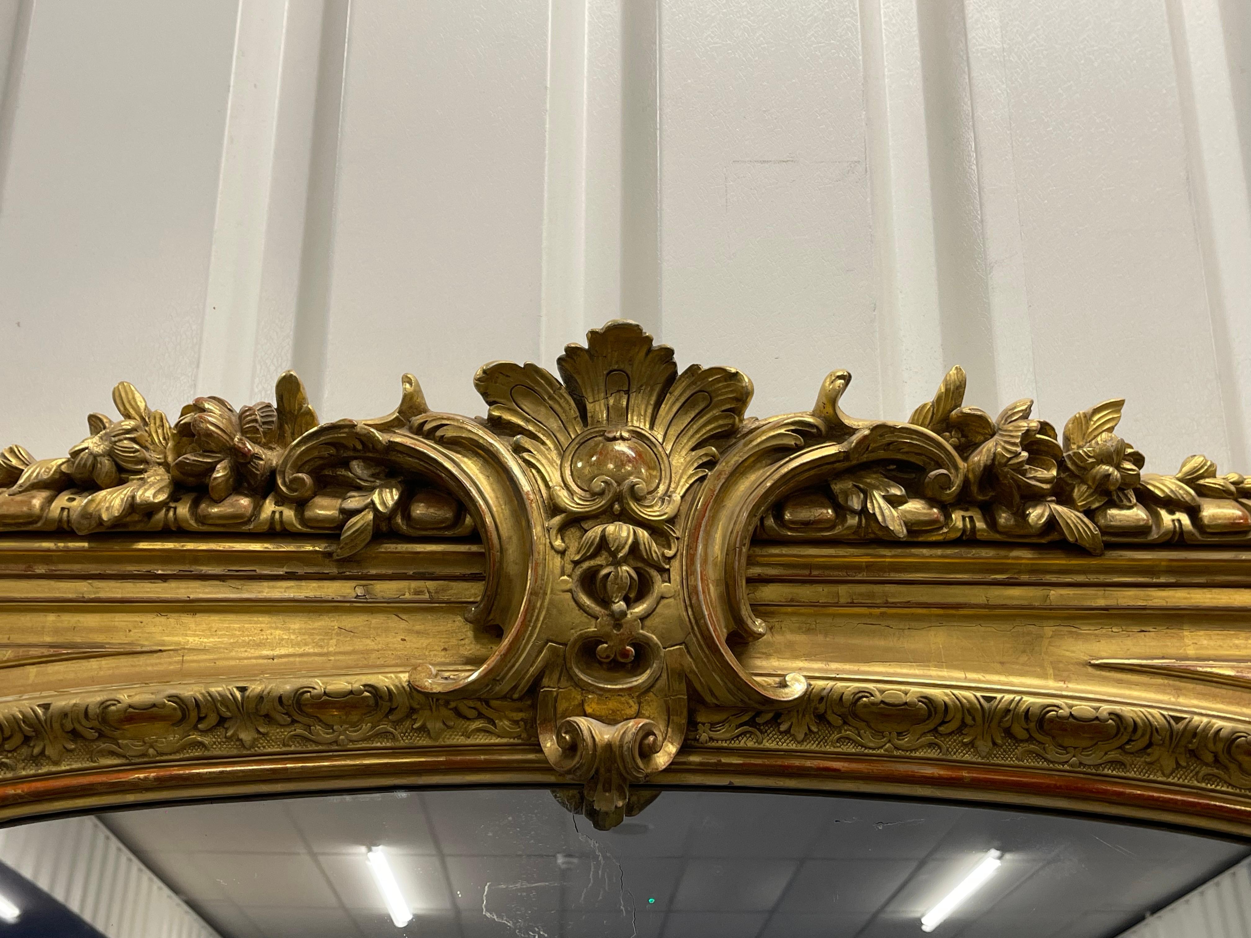 Coppia di specchi dorati da soffitto del XIX secolo con specchi originali a piastra in vendita 1