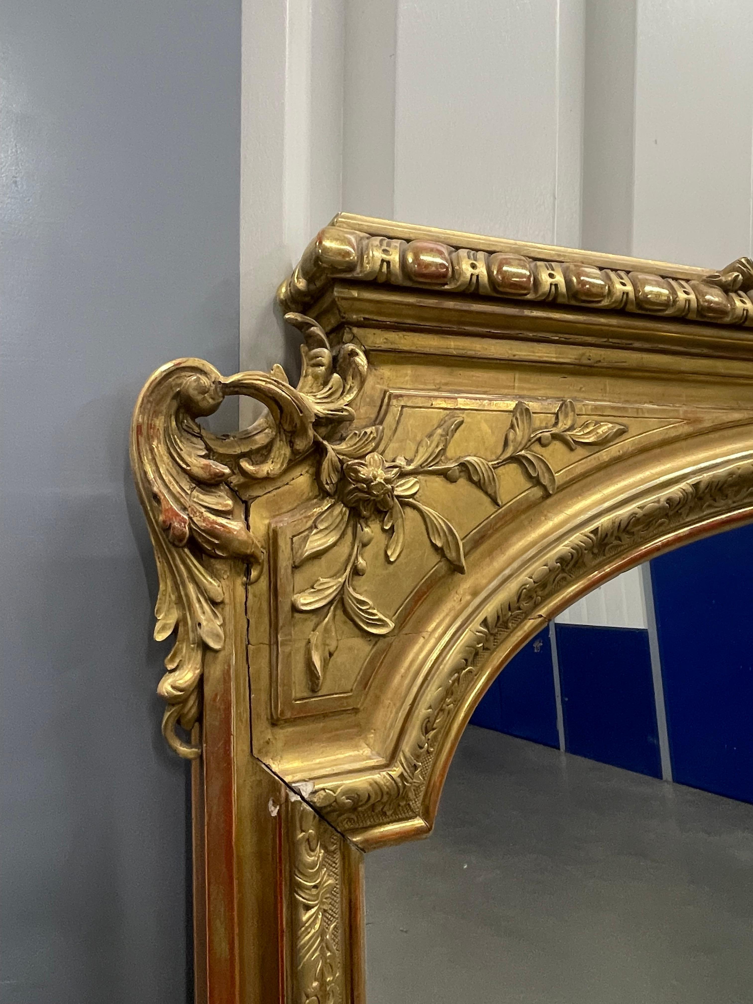 Coppia di specchi dorati da soffitto del XIX secolo con specchi originali a piastra in vendita 2