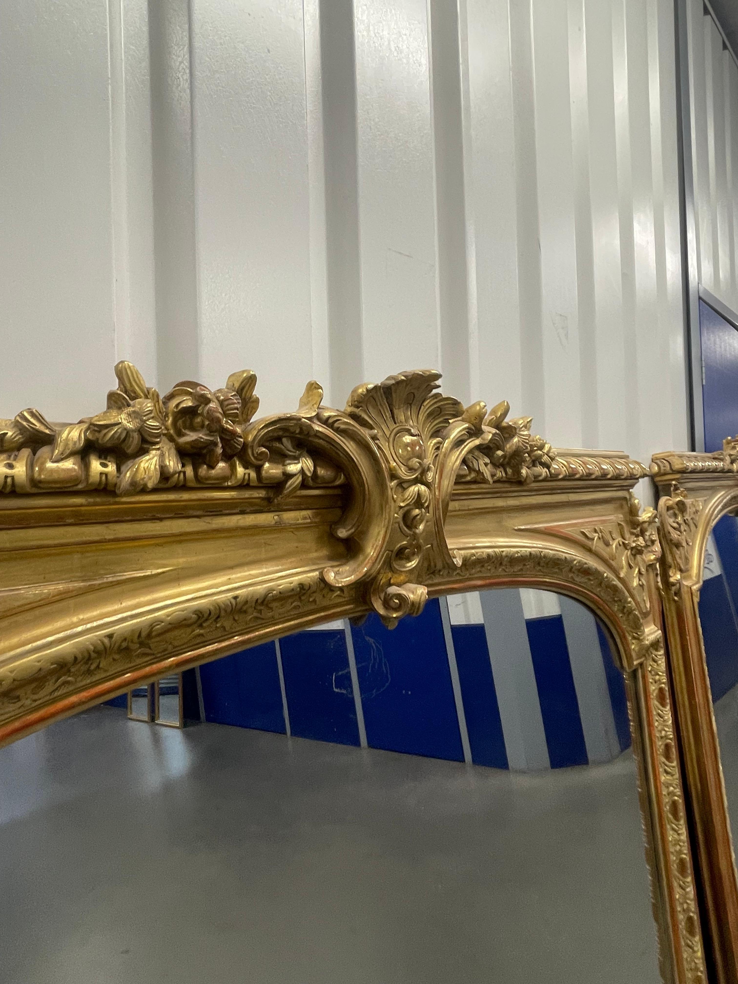 Coppia di specchi dorati da soffitto del XIX secolo con specchi originali a piastra in vendita 3