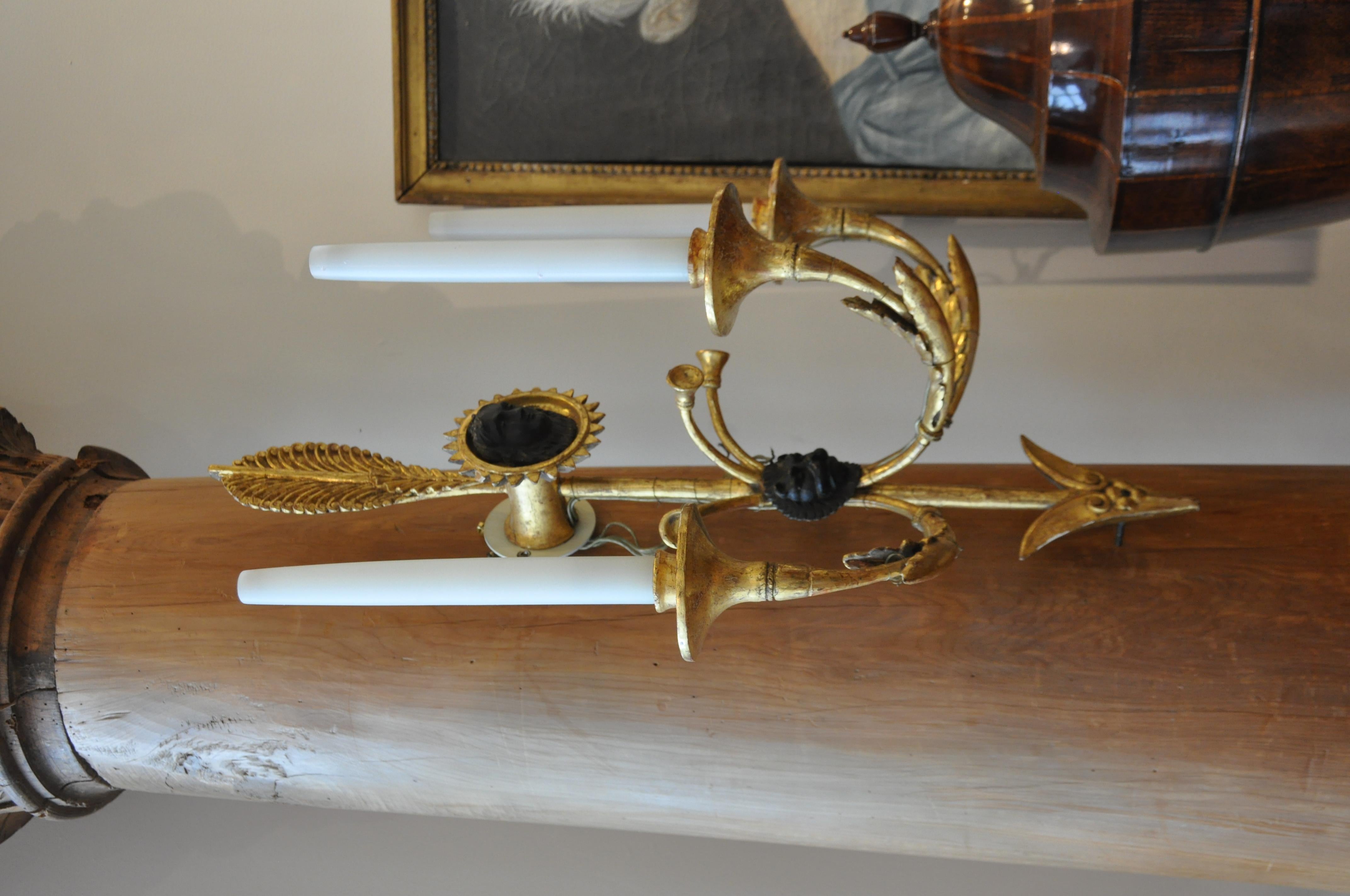 Doré Paire d'appliques néoclassiques suédoises en bois doré et fer du 19ème siècle en vente