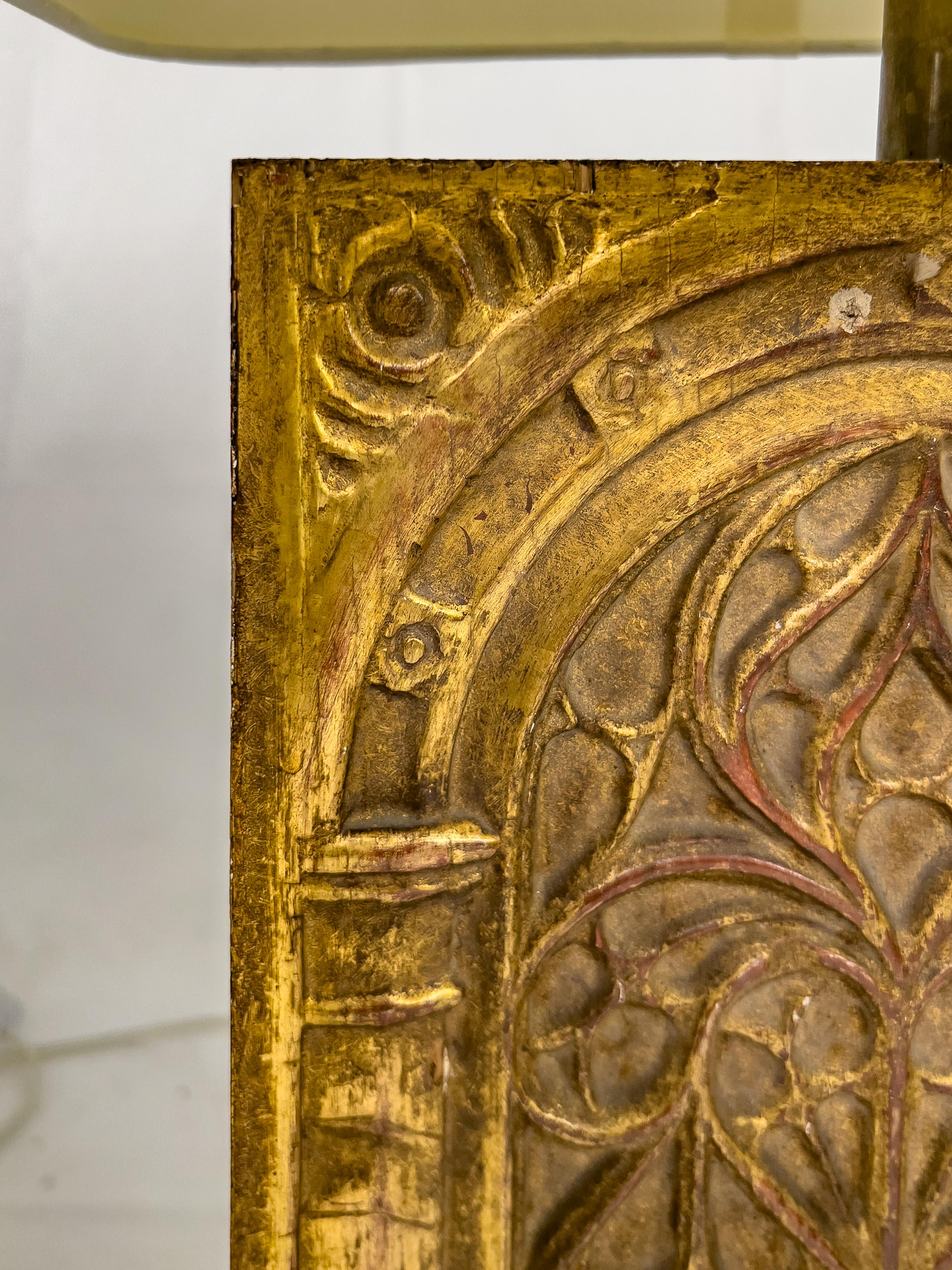 Ein Paar architektonischer Fragmente aus Giltwood aus dem 19. Jahrhundert, montiert als Tischlampen mit Acrylbasis und rechteckigen Schirmen. Diese Lampe hat einen Typ-A-Stecker und ist bis zu 120 V (US-Standard).