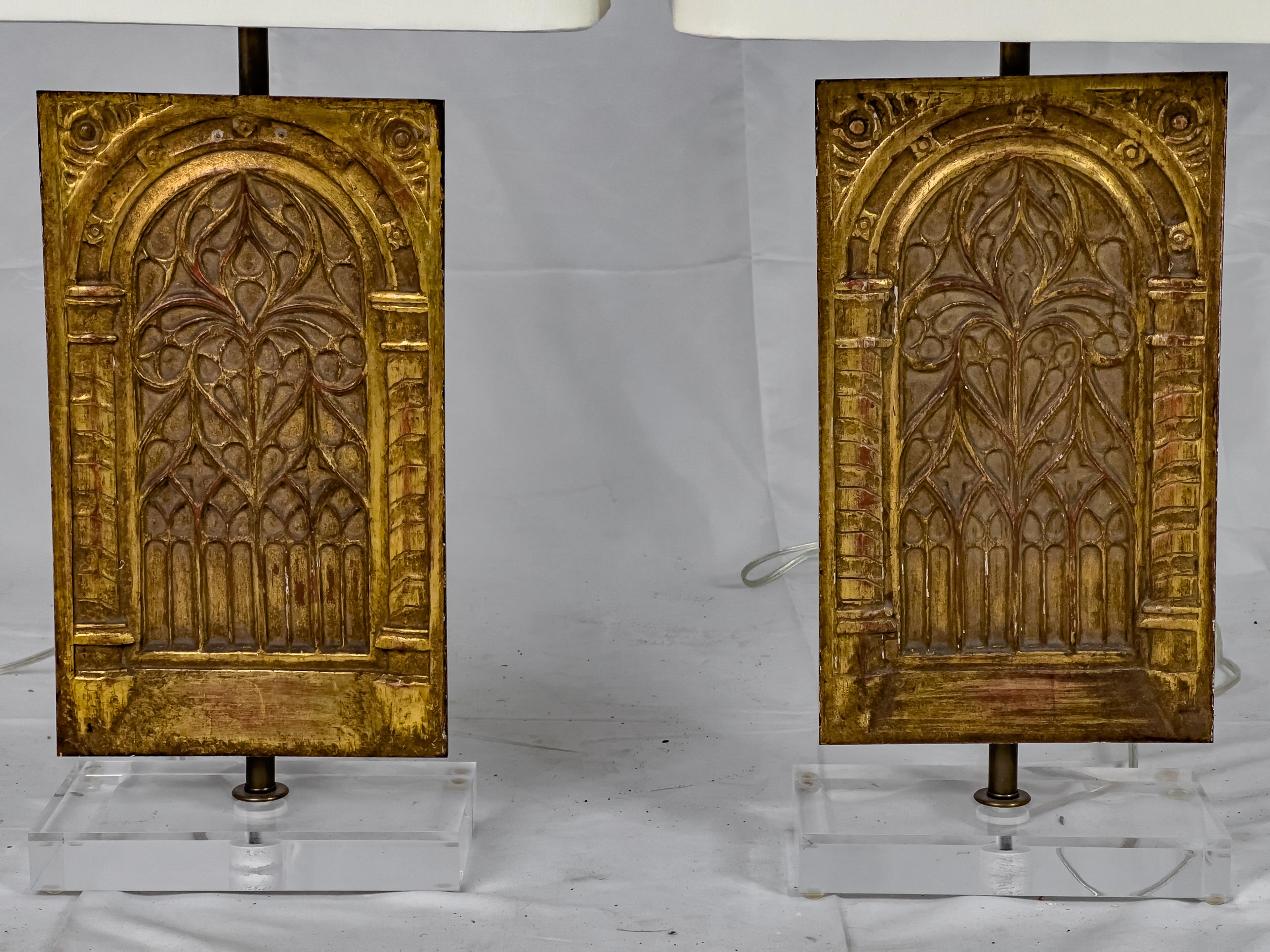 Ein Paar Architekturfragmente aus Giltholz aus dem 19. Jahrhundert, montiert als Tischlampen (Vergoldetes Holz) im Angebot