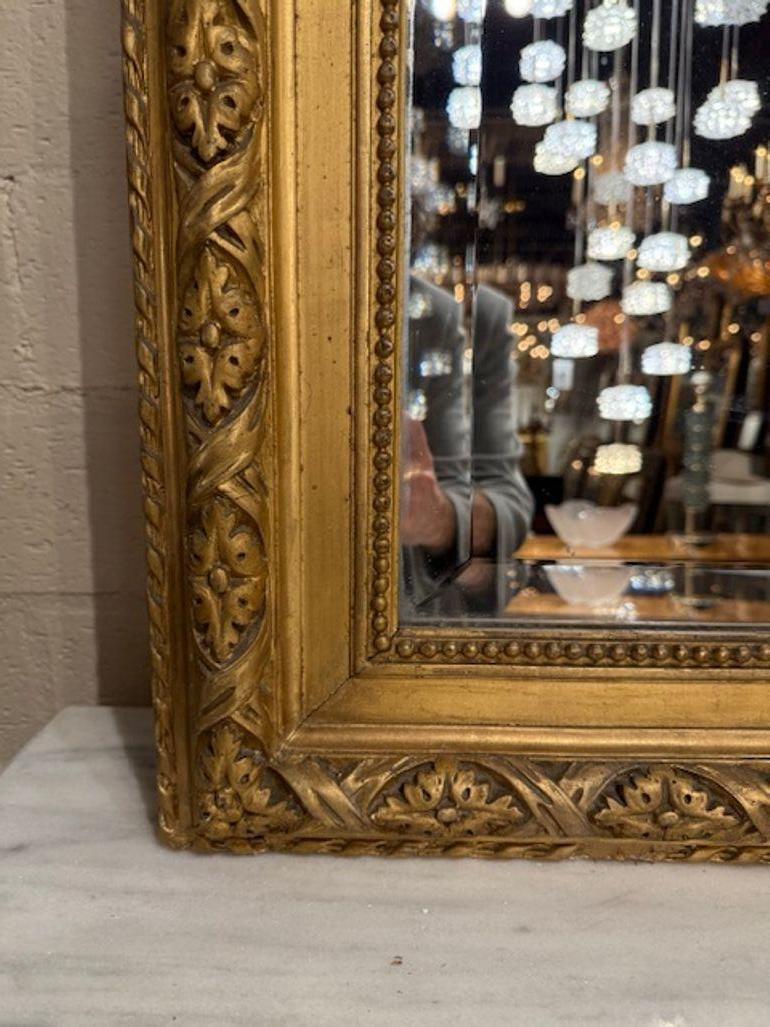 Impressionante coppia di specchi in legno dorato in stile Luigi XVI francese del XIX secolo. Circa 1870. Nota: questi articoli sono venduti in coppia.  Sono simili ma non identici. Perfetto per gli attuali design di transizione! 48w x 87h x 2d