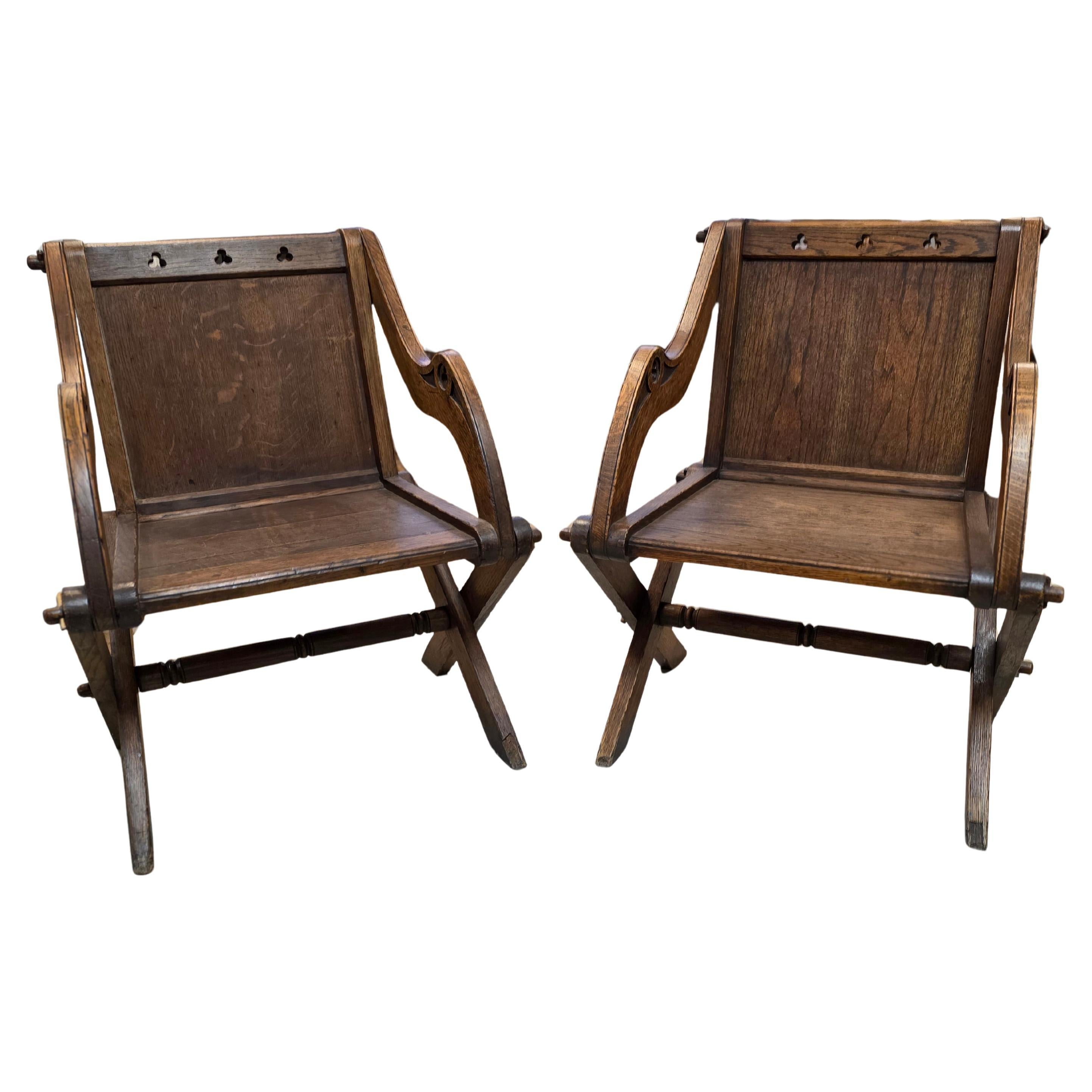 Splendida coppia di sedie inglesi Arts and Crafts Glastonbury. 
 Una coppia di sedili da sala inglesi, in stile Tudor Revival, con sfumature ecclesiastiche e gotiche, risalenti alla metà del XIX secolo.
Le classiche giunture a zampa di gallina, con