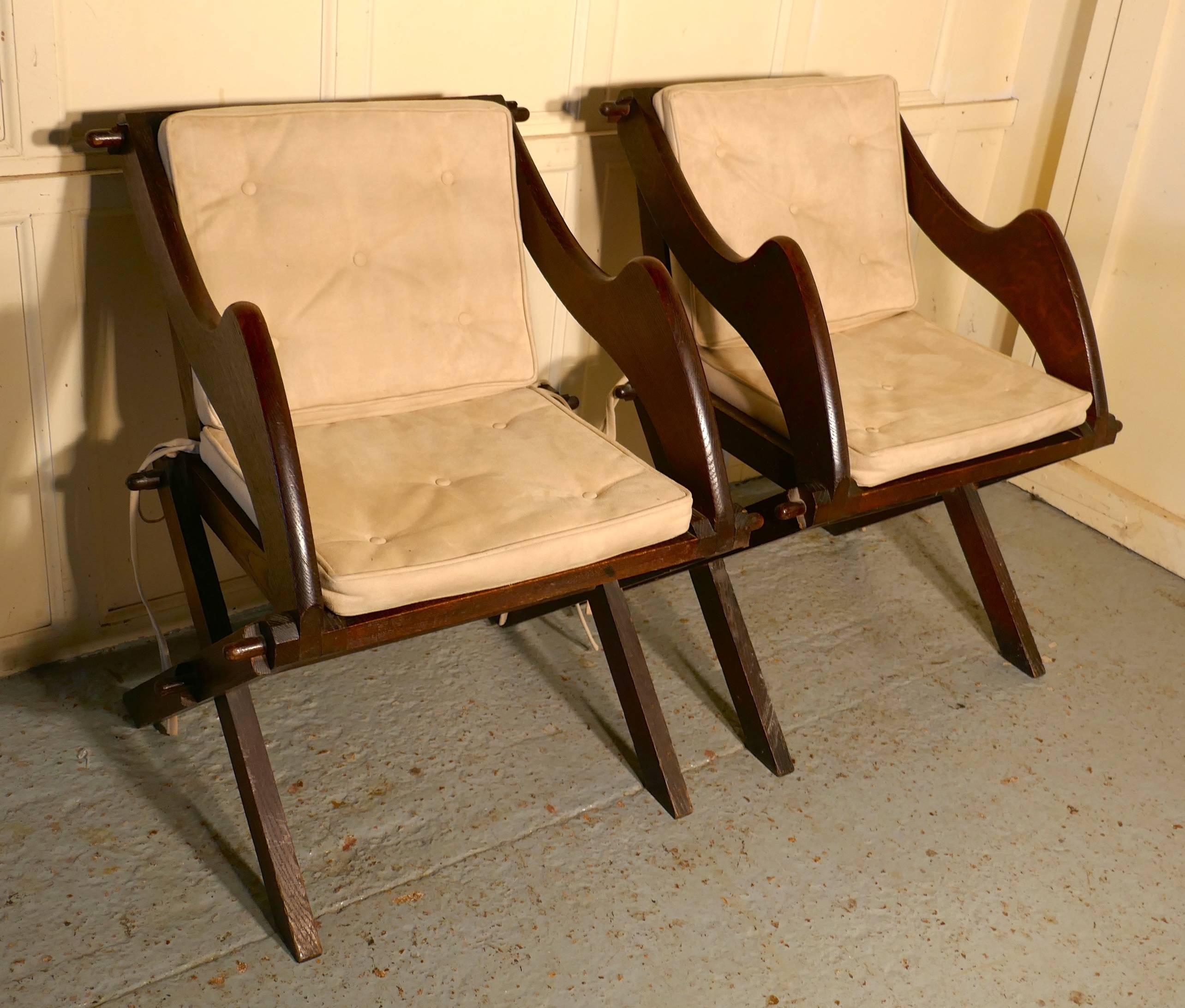 Ein Paar Glastonbury-Stühle aus Eiche aus dem 19.

Der Glastonbury-Stuhl wurde ab dem 15. Jahrhundert hergestellt, und es ist selten, ein zusammengehöriges Paar zu finden.
Diese sind ein gutes Beispiel, sie sind aus massiver Eiche gefertigt, die