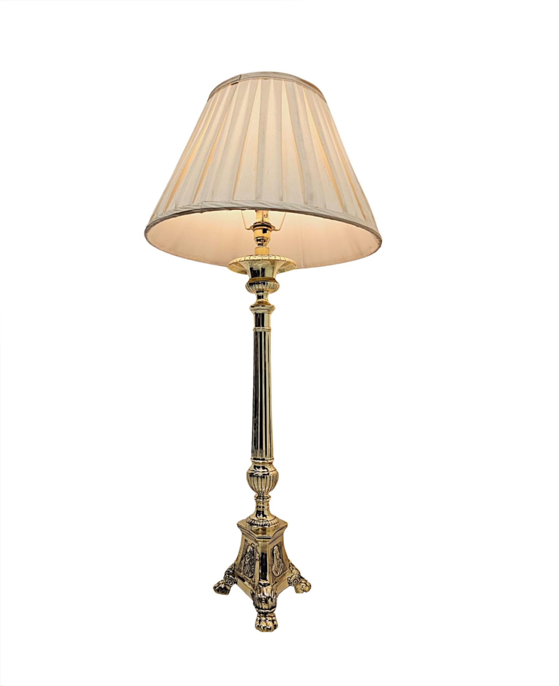 Une étonnante paire de chandeliers gothiques en laiton finement coulé du XIXe siècle, entièrement restaurés et convertis en lampes de table, avec une belle patine et d'une qualité exceptionnelle.  Surmontée d'une fabuleuse urne néoclassique à