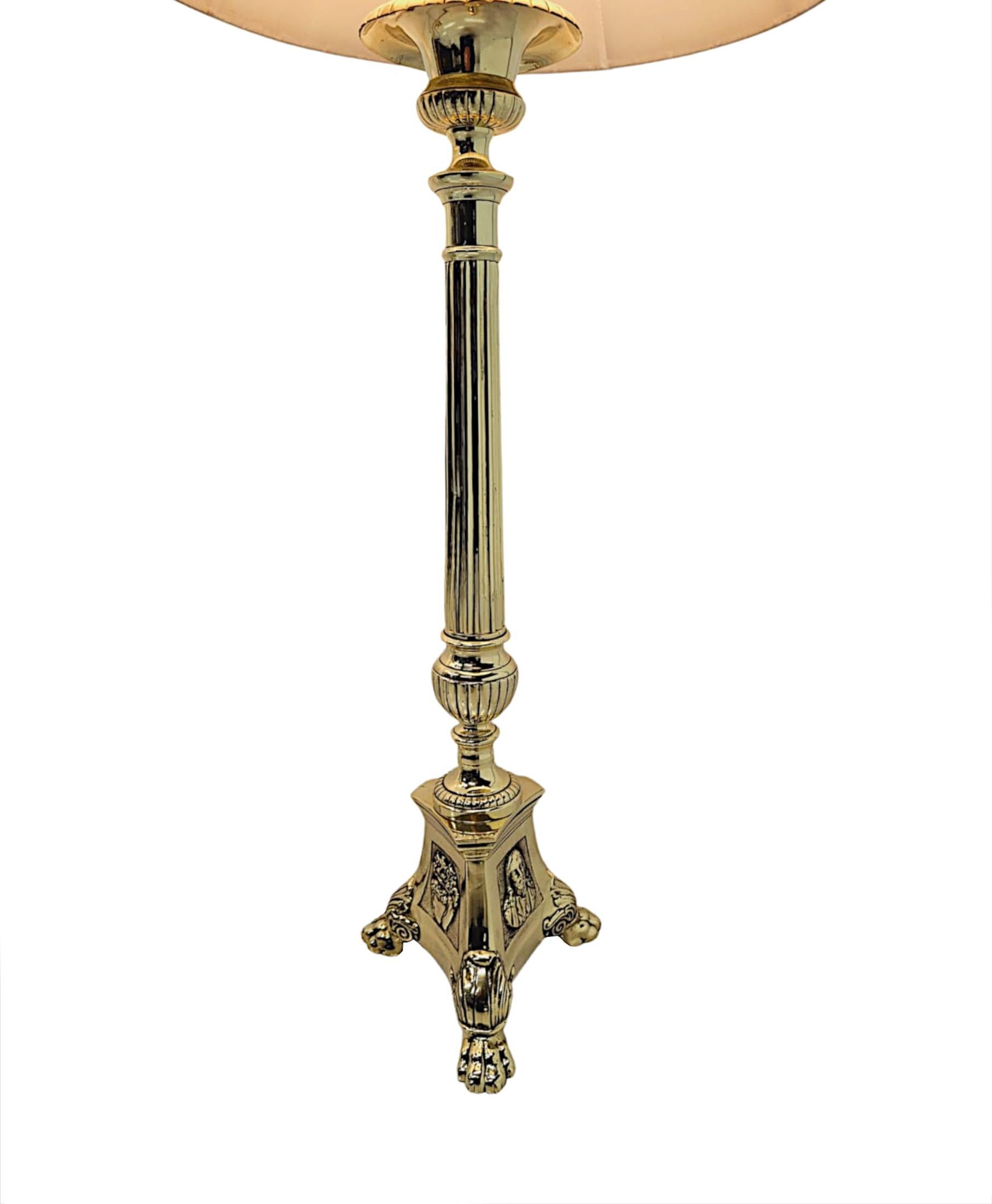 Anglais Paire de chandeliers gothiques en laiton du XIXe siècle transformés en lampes de table en vente