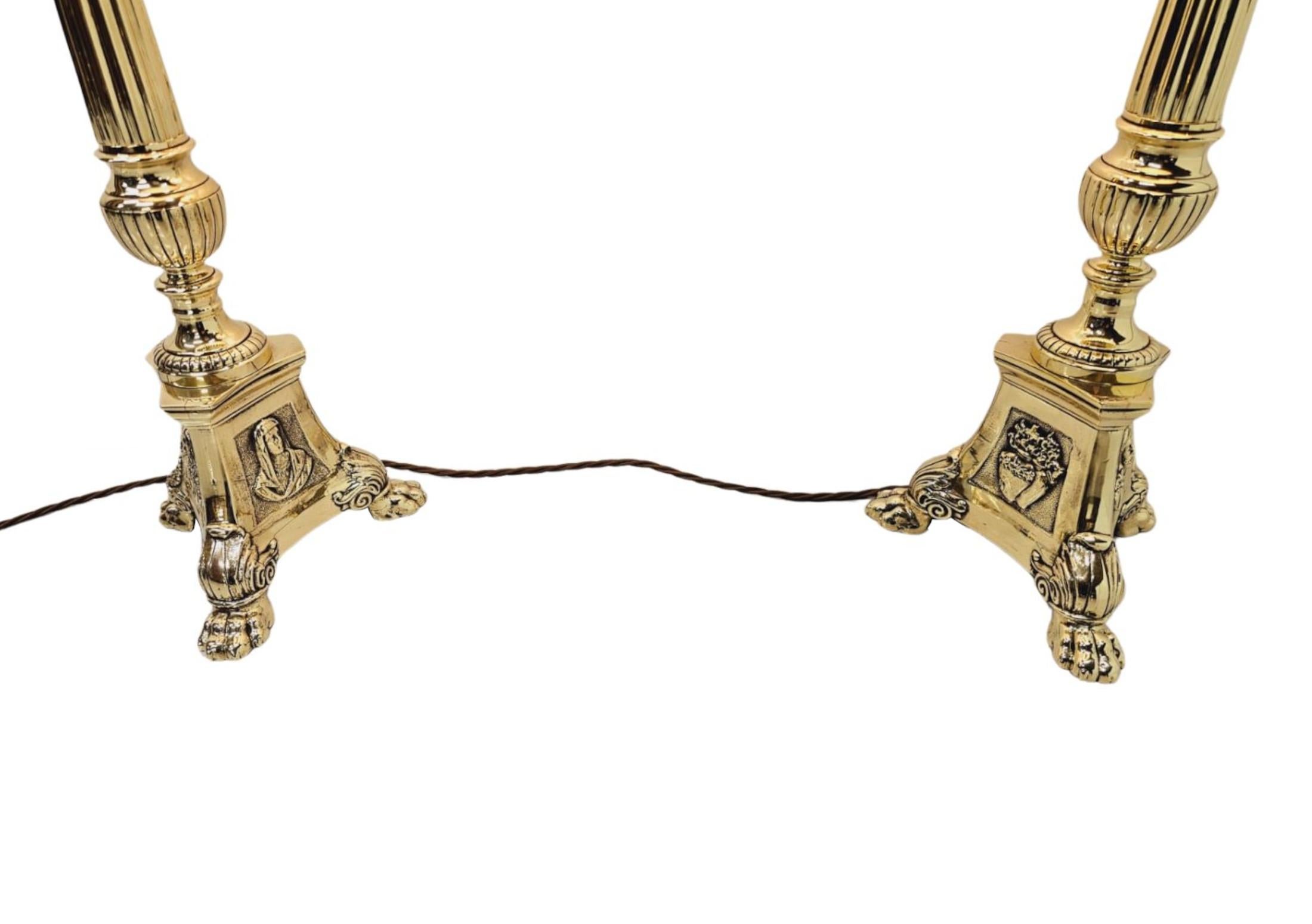 Paire de chandeliers gothiques en laiton du XIXe siècle transformés en lampes de table Bon état - En vente à Dublin, IE