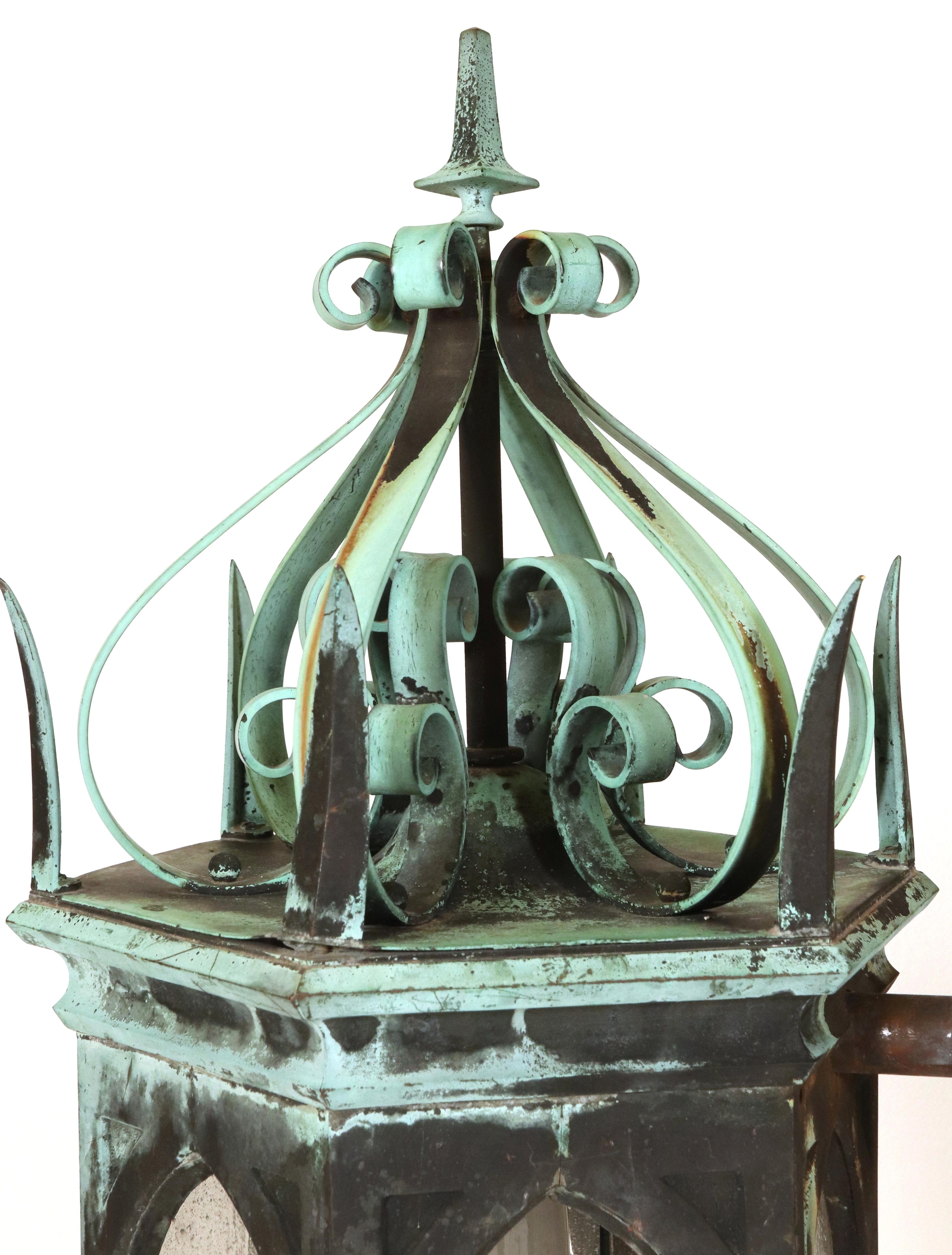 Paire d'appliques de lanternes gothiques du 19ème siècle en bronze vert-de-gris en vente 4