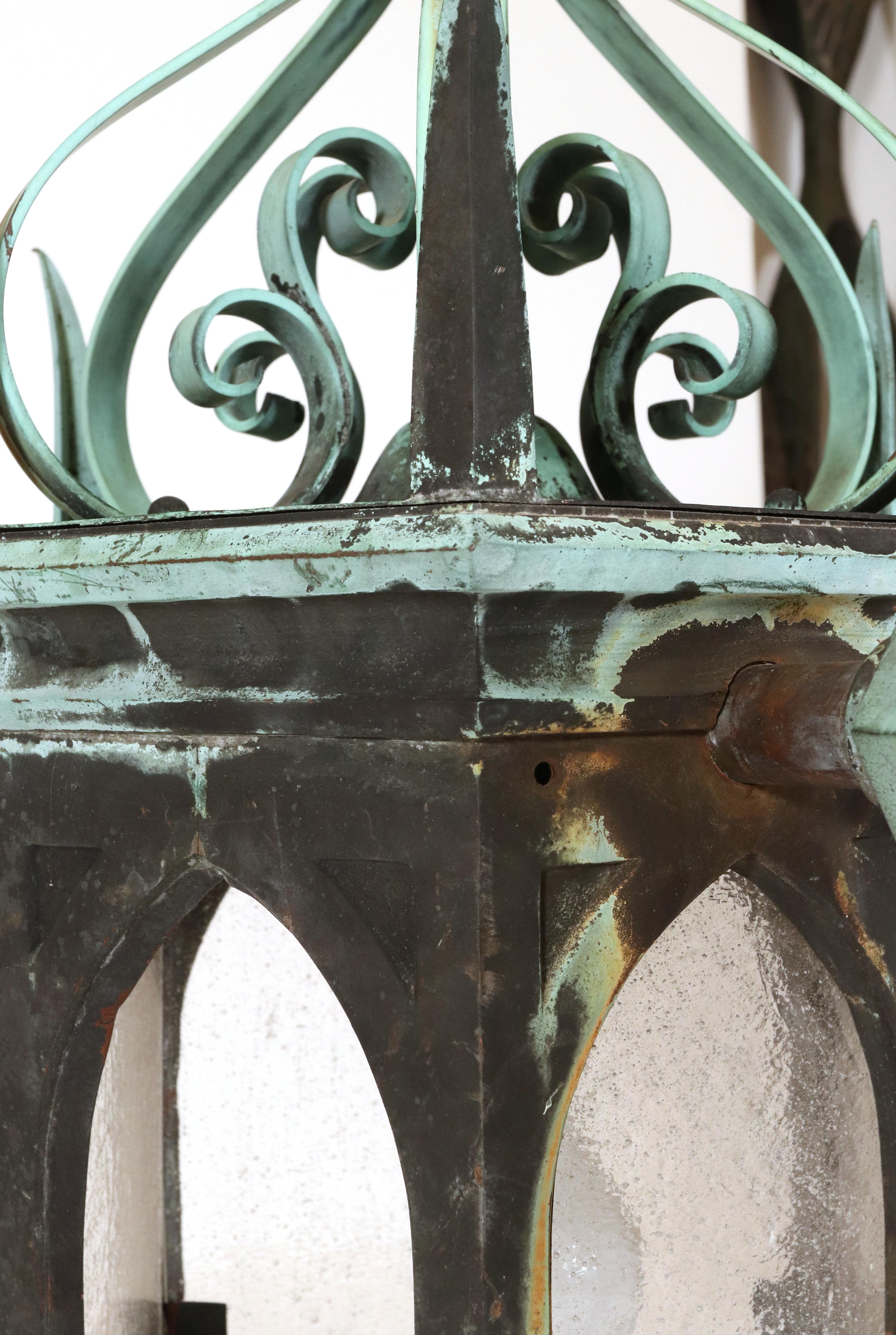 Paire d'appliques de lanternes gothiques du 19ème siècle en bronze vert-de-gris en vente 6