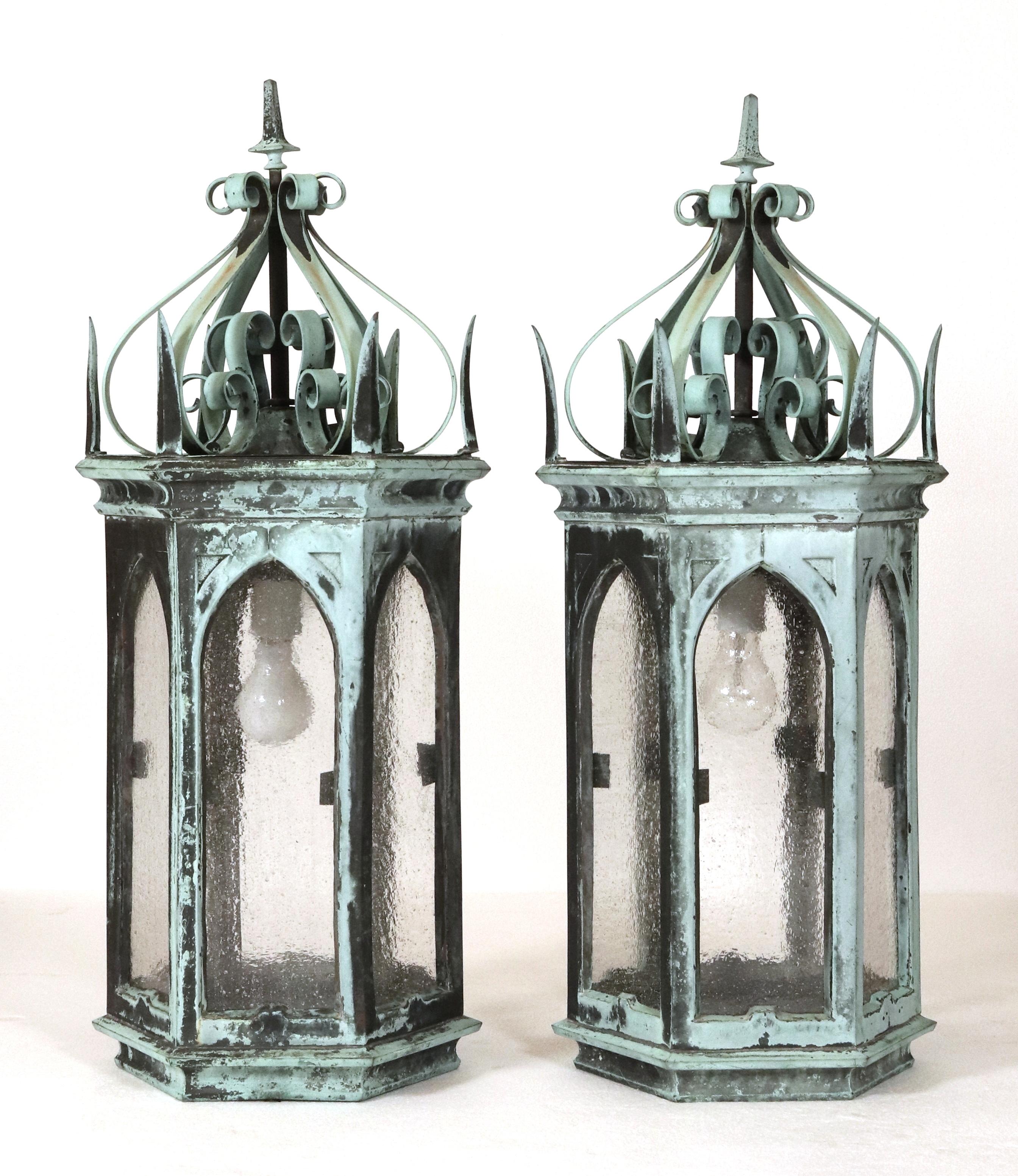 Paire d'appliques anciennes de style gothique en bronze vert-de-gris et verre texturé opaque. Une vitre est manquante et sera remplacée lors de l'achat. Les lumières sont nettoyées et restaurées. Le prix est fixé par paire. Veuillez noter que cet