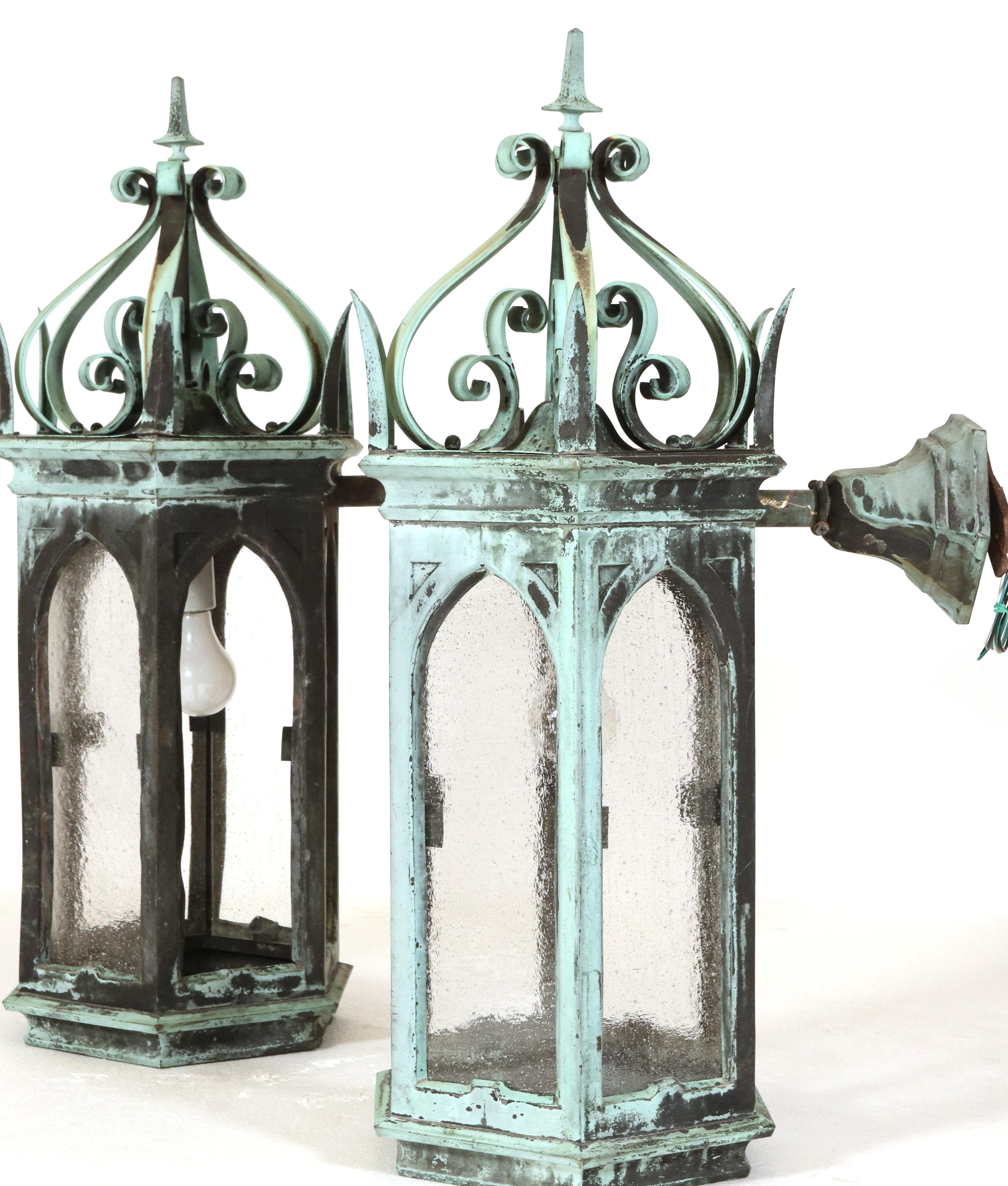 Gothique Paire d'appliques de lanternes gothiques du 19ème siècle en bronze vert-de-gris en vente