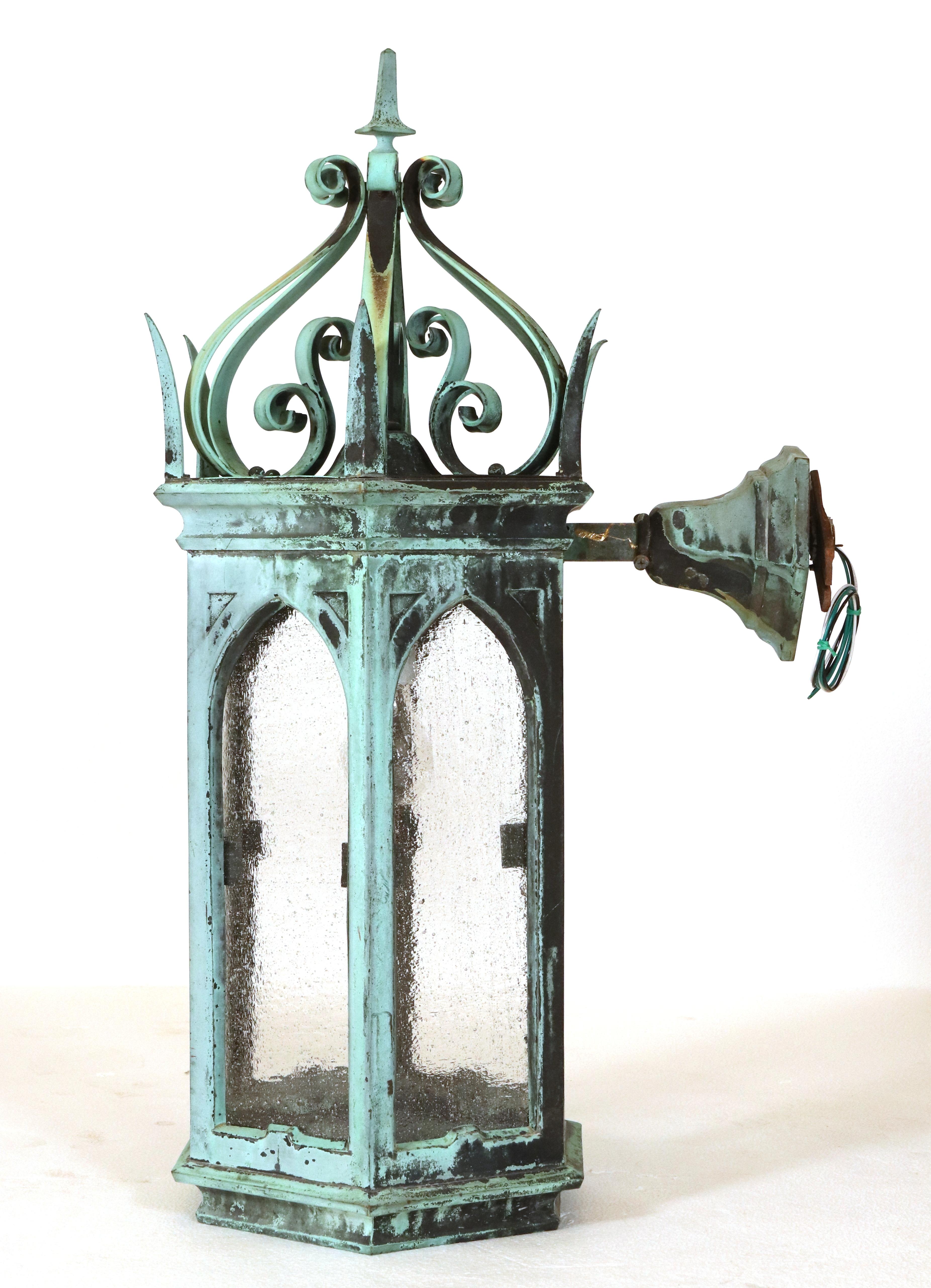 Américain Paire d'appliques de lanternes gothiques du 19ème siècle en bronze vert-de-gris en vente