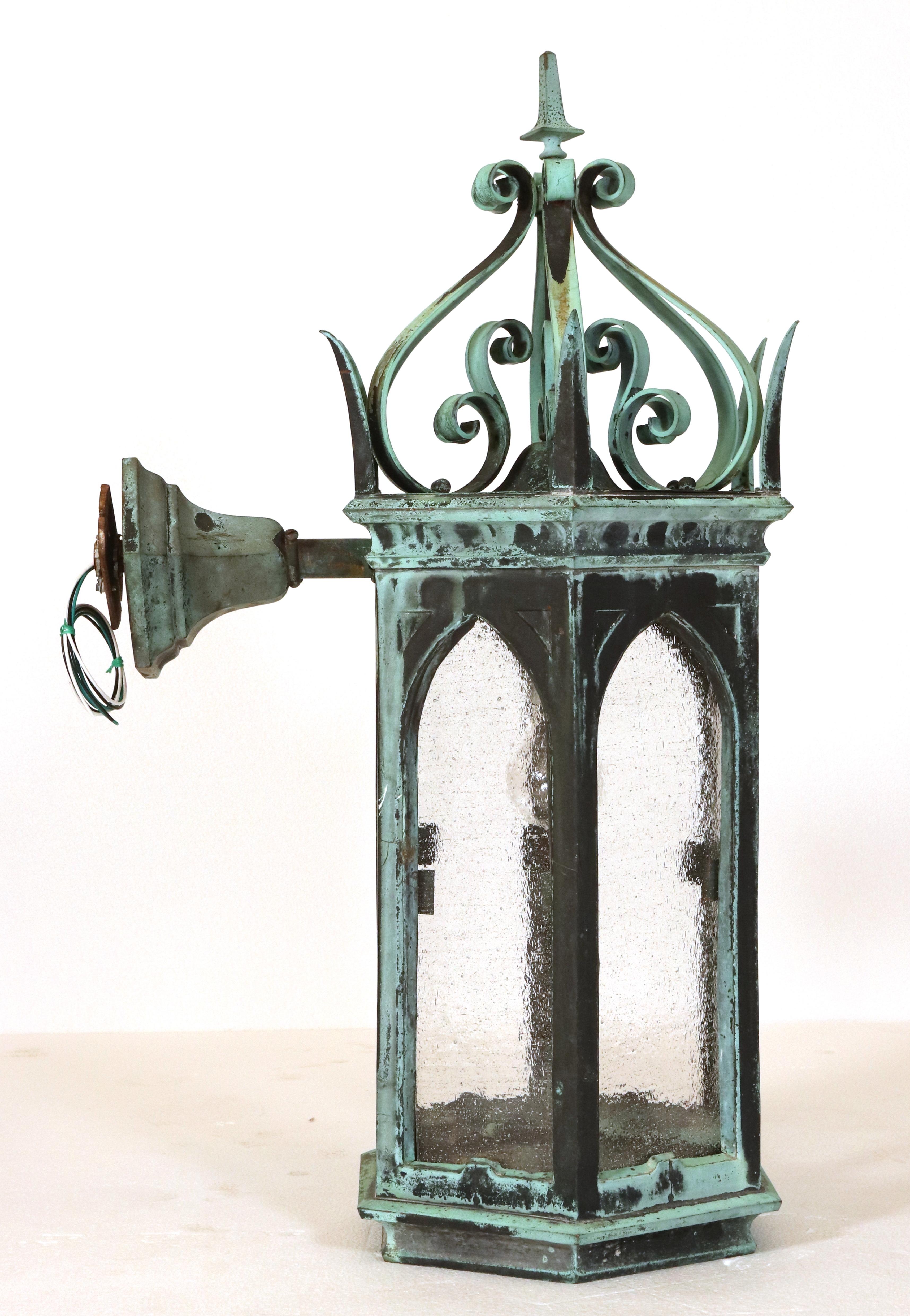 Paire d'appliques de lanternes gothiques du 19ème siècle en bronze vert-de-gris Bon état - En vente à New York, NY