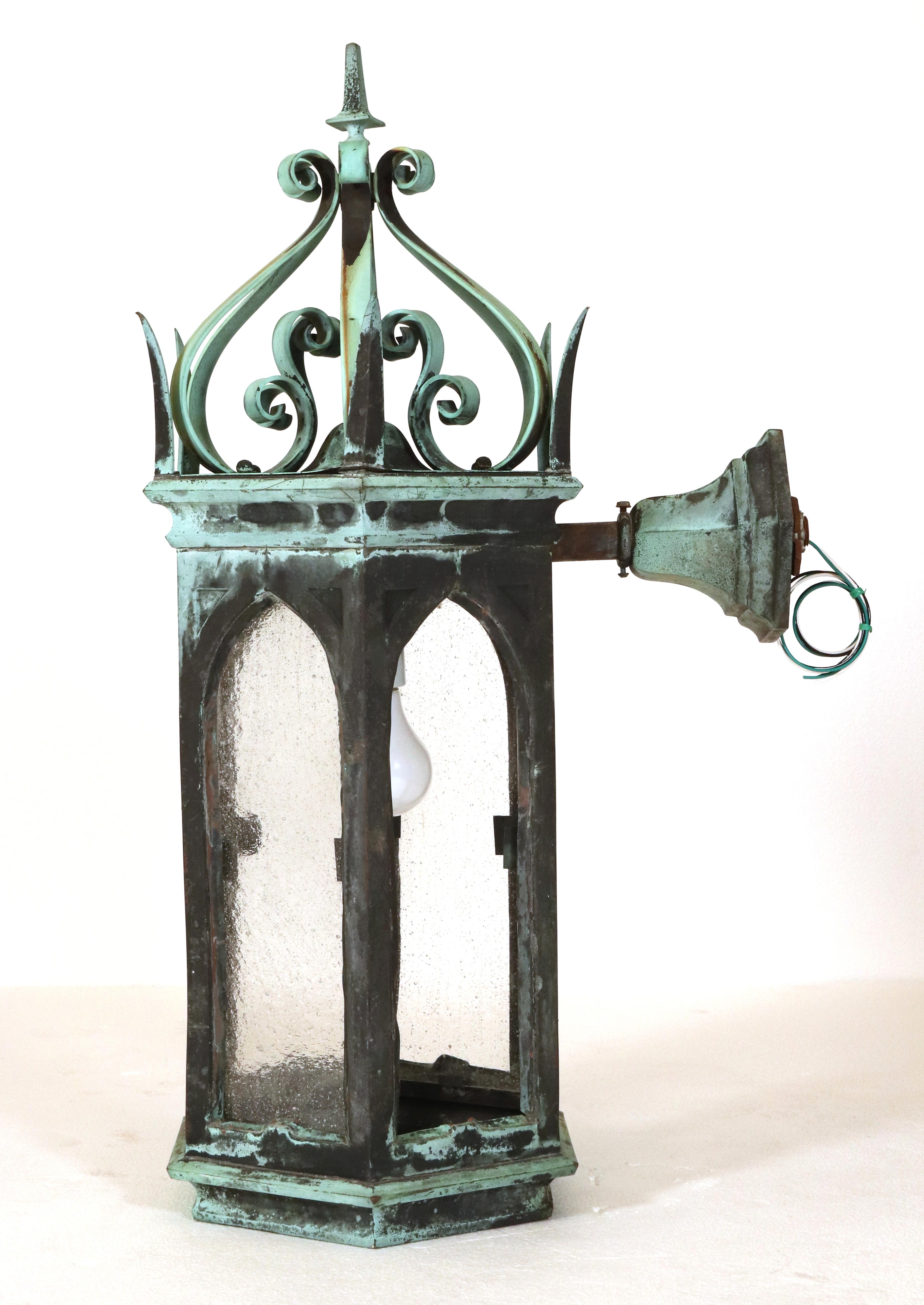 Bronze Paire d'appliques de lanternes gothiques du 19ème siècle en bronze vert-de-gris en vente