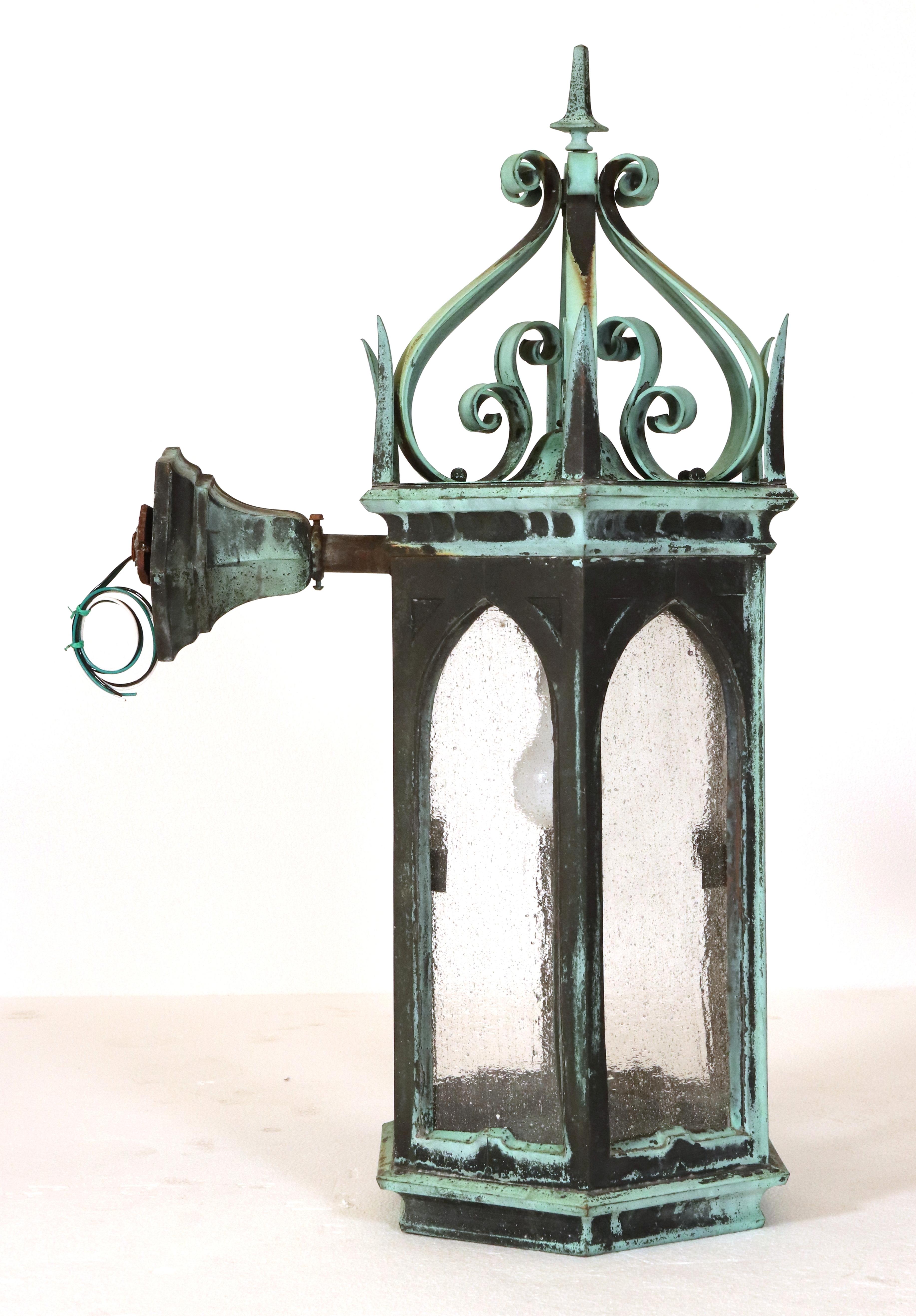 Paire d'appliques de lanternes gothiques du 19ème siècle en bronze vert-de-gris en vente 1