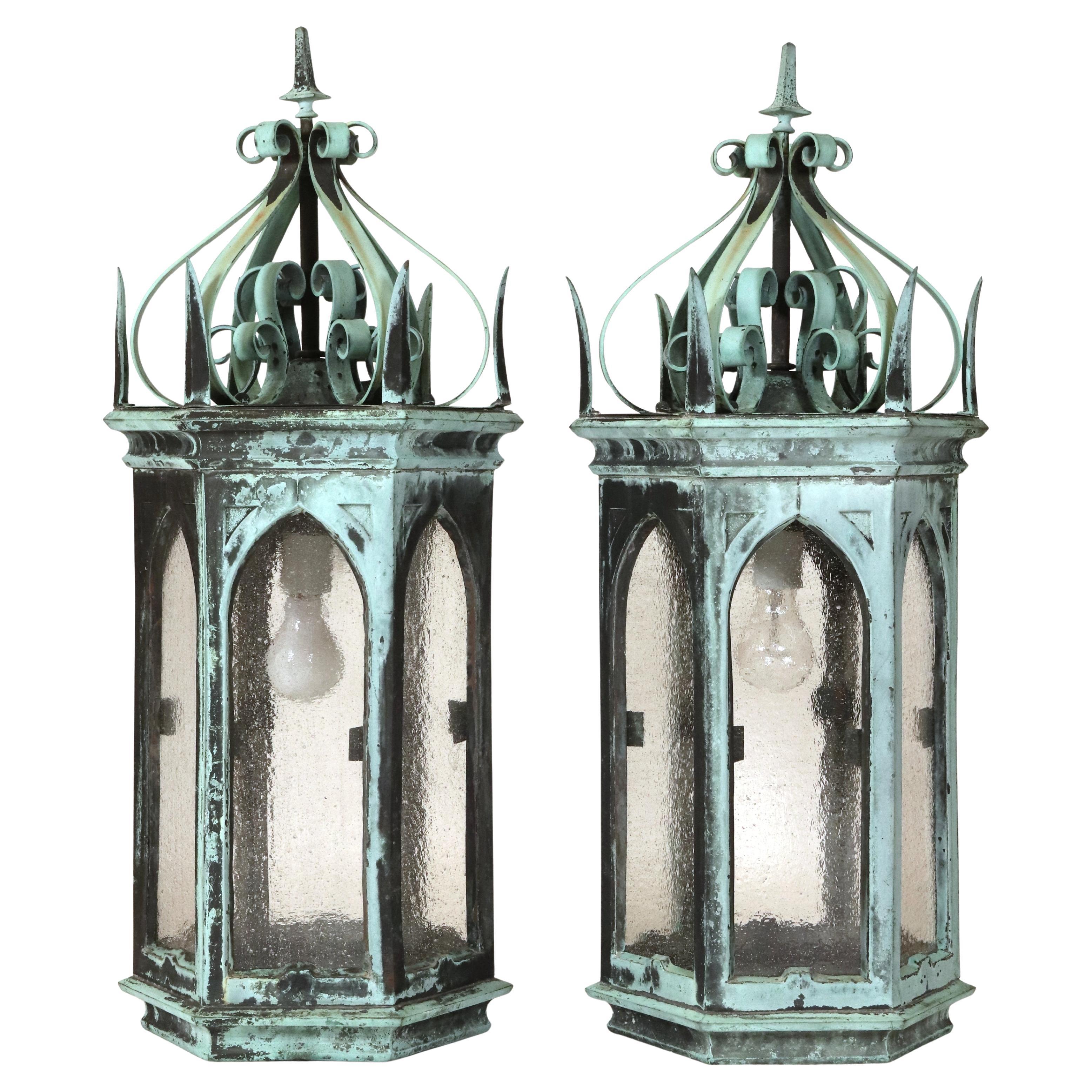 Paar gotische Verdigris-Laternen-Wandleuchter aus Bronze des 19. Jahrhunderts
