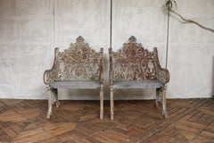 Pareja de sillas de jardín de hierro fundido del renacimiento gótico del siglo XIX