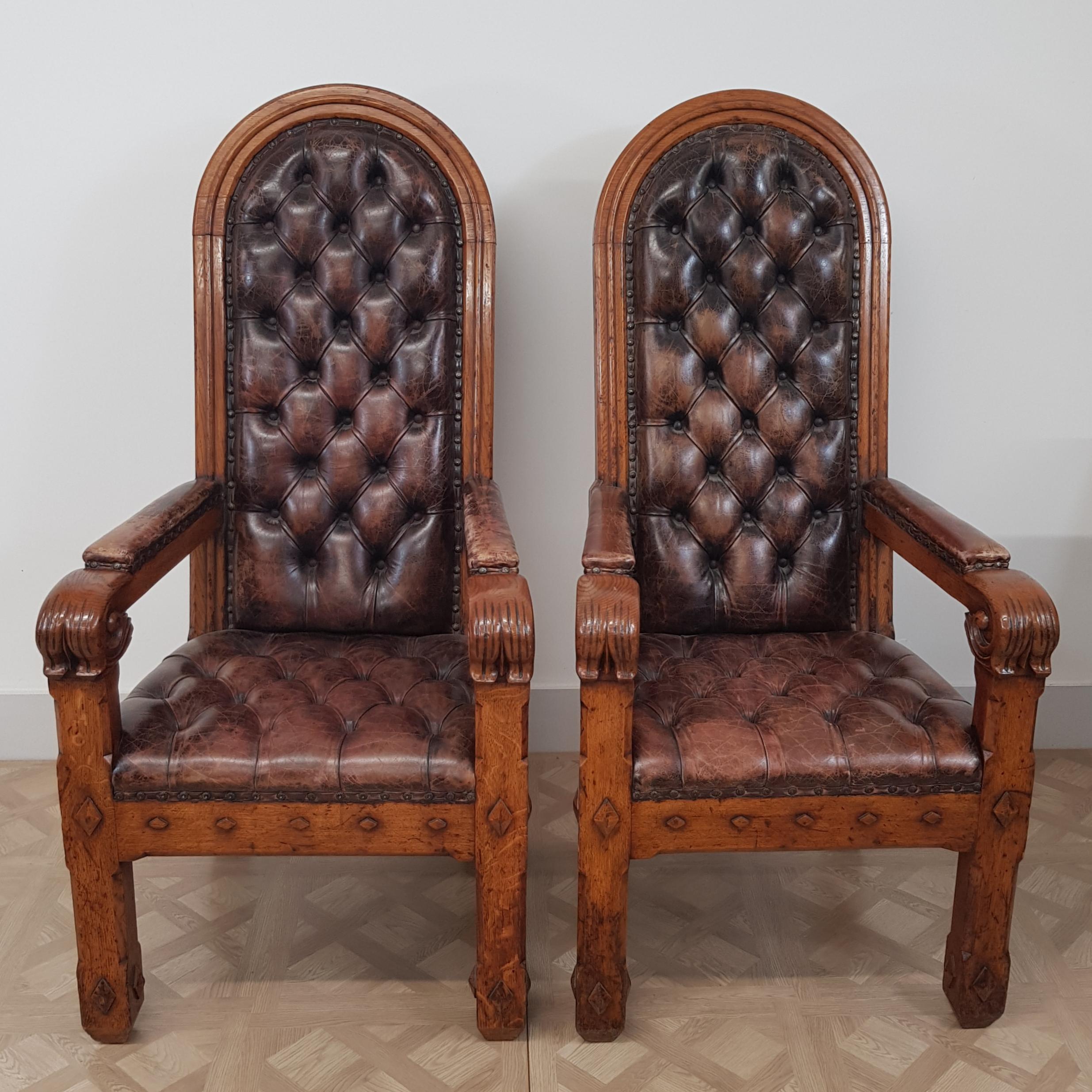Paar Thronsessel / Sessel aus der Gotik des 19. (Handgeschnitzt) im Angebot