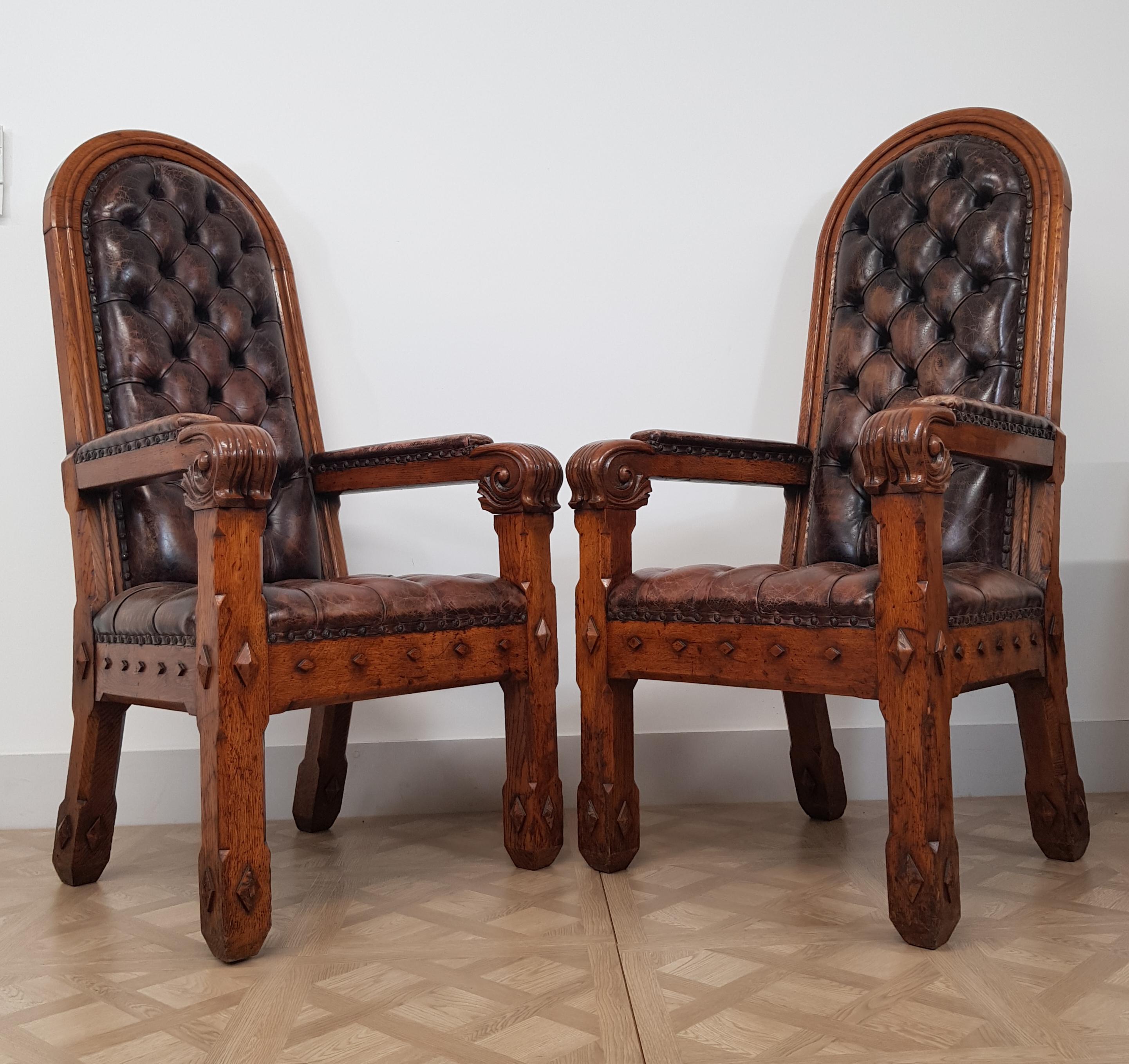 Ein majestätisches Paar Thronsessel aus der Mitte des 19. Jahrhunderts aus massiver Eiche mit einer schönen goldenen Originalpatina. Jeder Stuhl zeichnet sich durch eine hohe, gewölbte Rückenlehne aus, die mit tief geknöpftem, weichem Leder