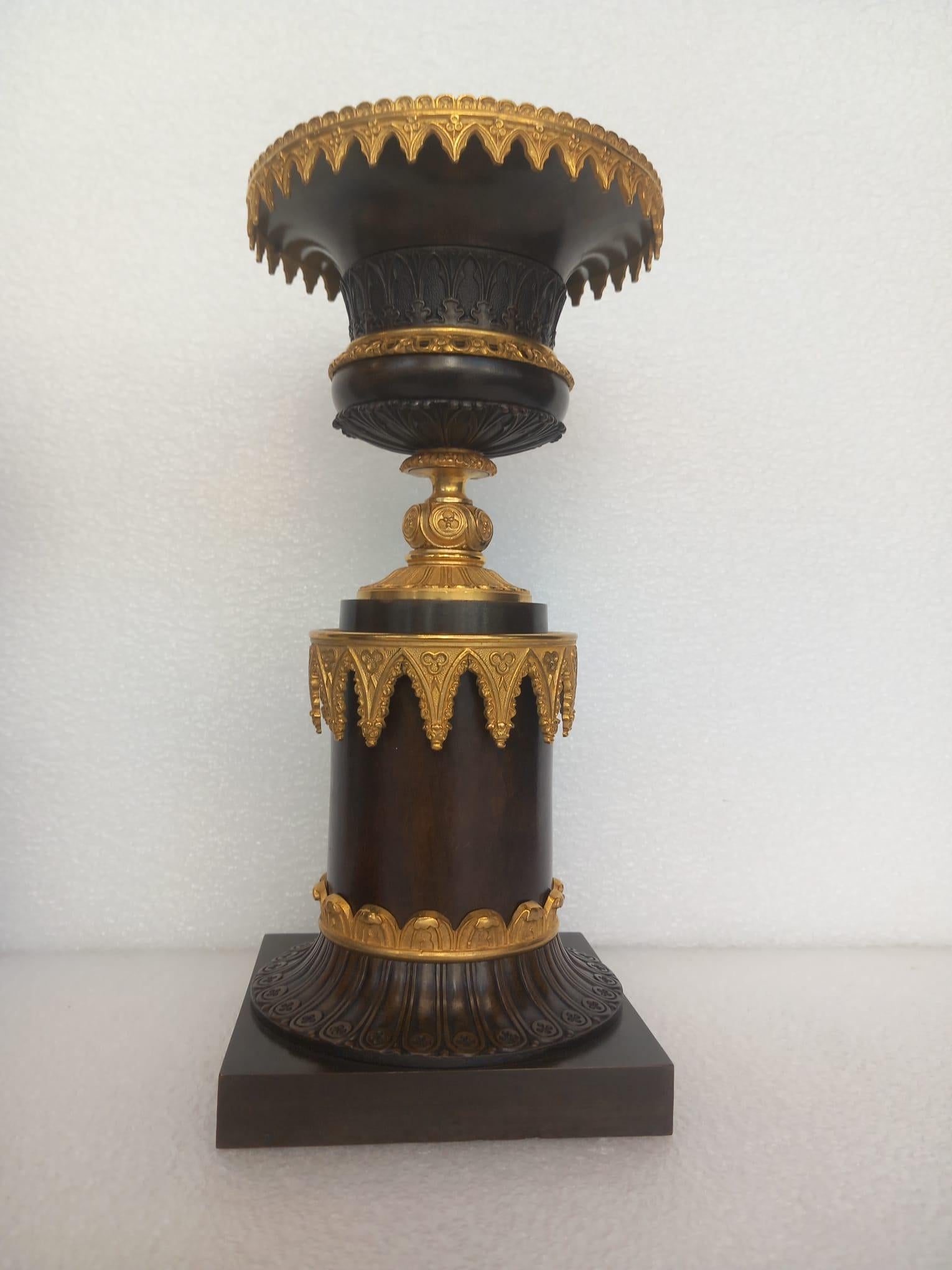 Questa straordinaria coppia di urne in bronzo del XIX secolo esemplifica la maestria degli oggetti del Grand Tour, creati in bronzo e bronzo dorato. Riflettendo uno stile gotico medievale, queste urne sarebbero state un'aggiunta lussuosa a un grande
