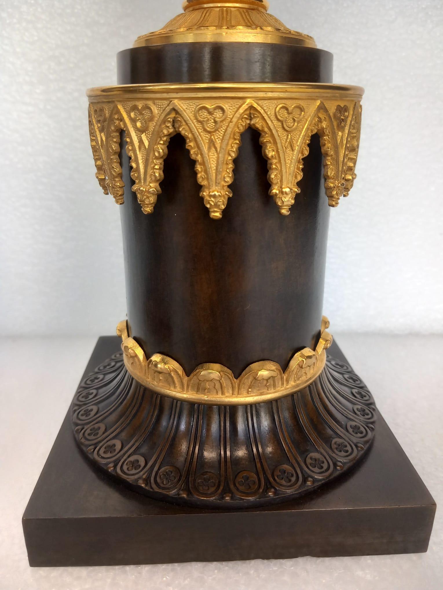 Gotico Coppia di urne in bronzo e dorate in stile gotico del XIX secolo, Grand Tour, Circa 1860 in vendita