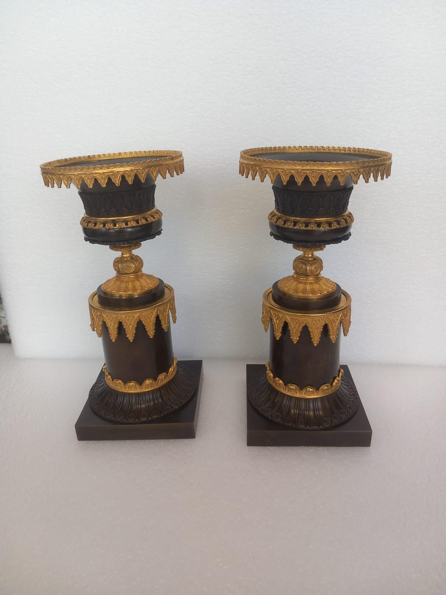 Francese Coppia di urne in bronzo e dorate in stile gotico del XIX secolo, Grand Tour, Circa 1860 in vendita